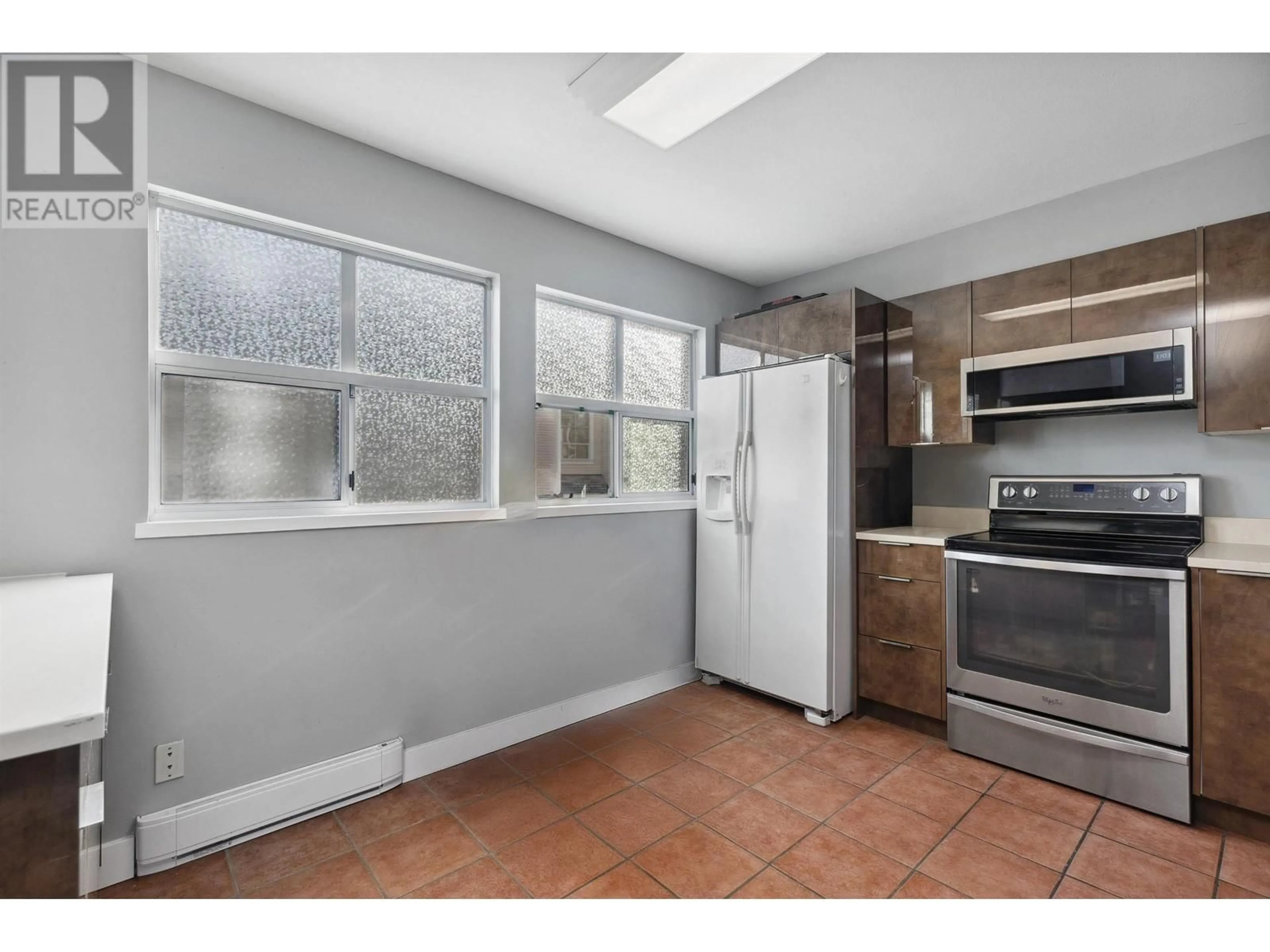 Standard kitchen, ceramic/tile floor for 113 - 2450 HAWTHORNE AVENUE, Port Coquitlam British Columbia V3C6B3