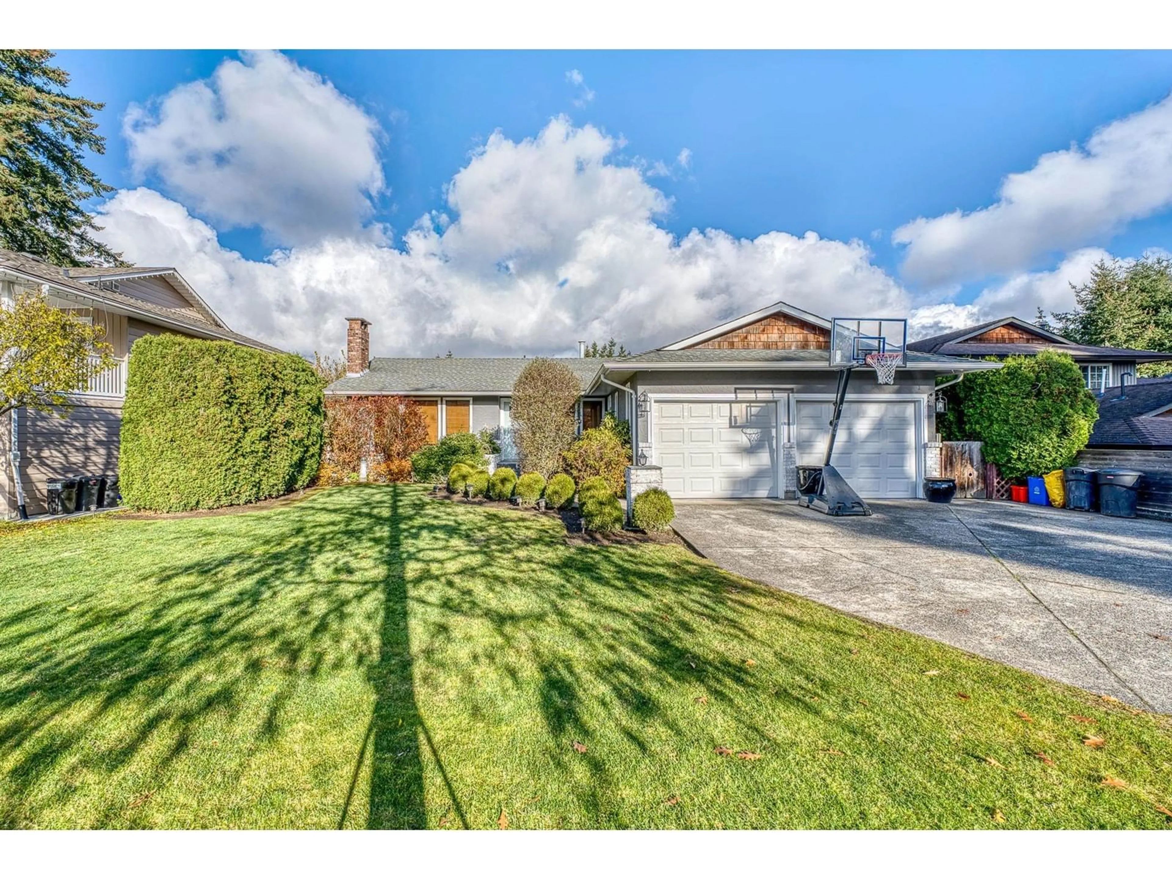A pic from outside/outdoor area/front of a property/back of a property/a pic from drone, street for 15461 ROPER, White Rock British Columbia V4B2G4