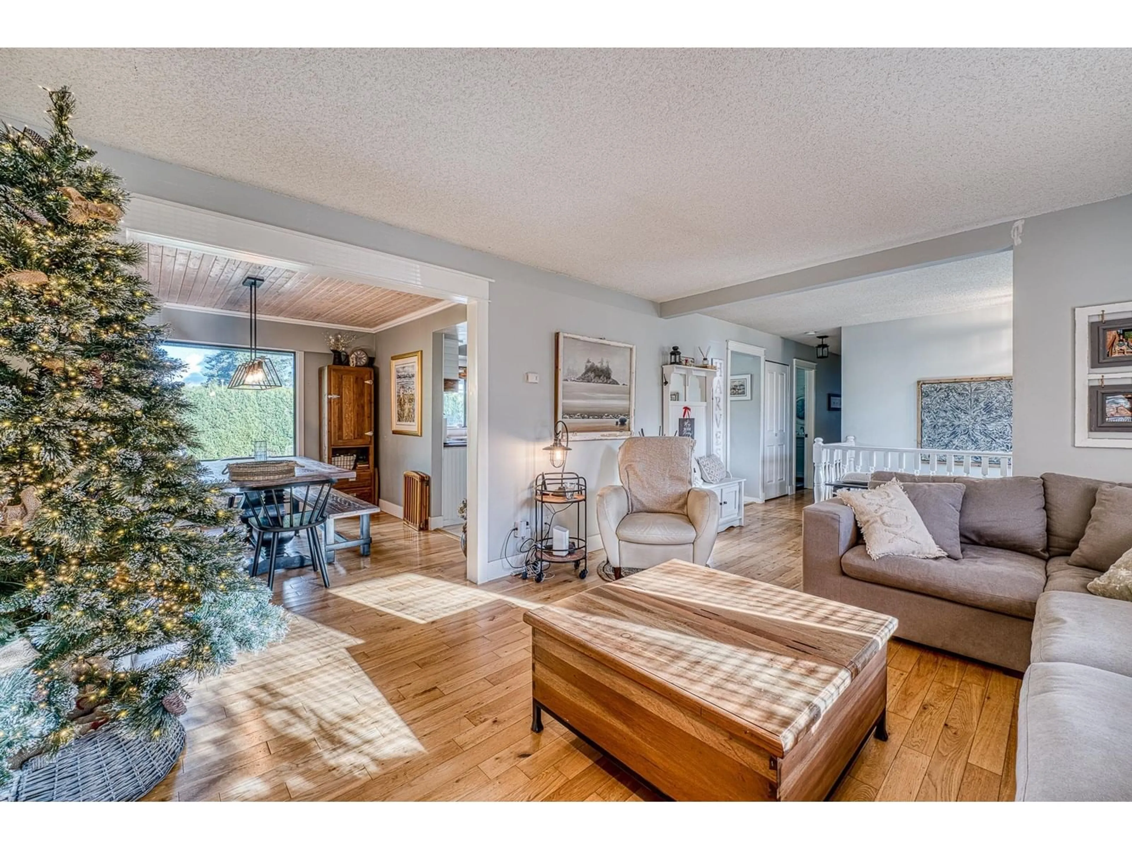Living room with furniture, wood/laminate floor for 15461 ROPER, White Rock British Columbia V4B2G4