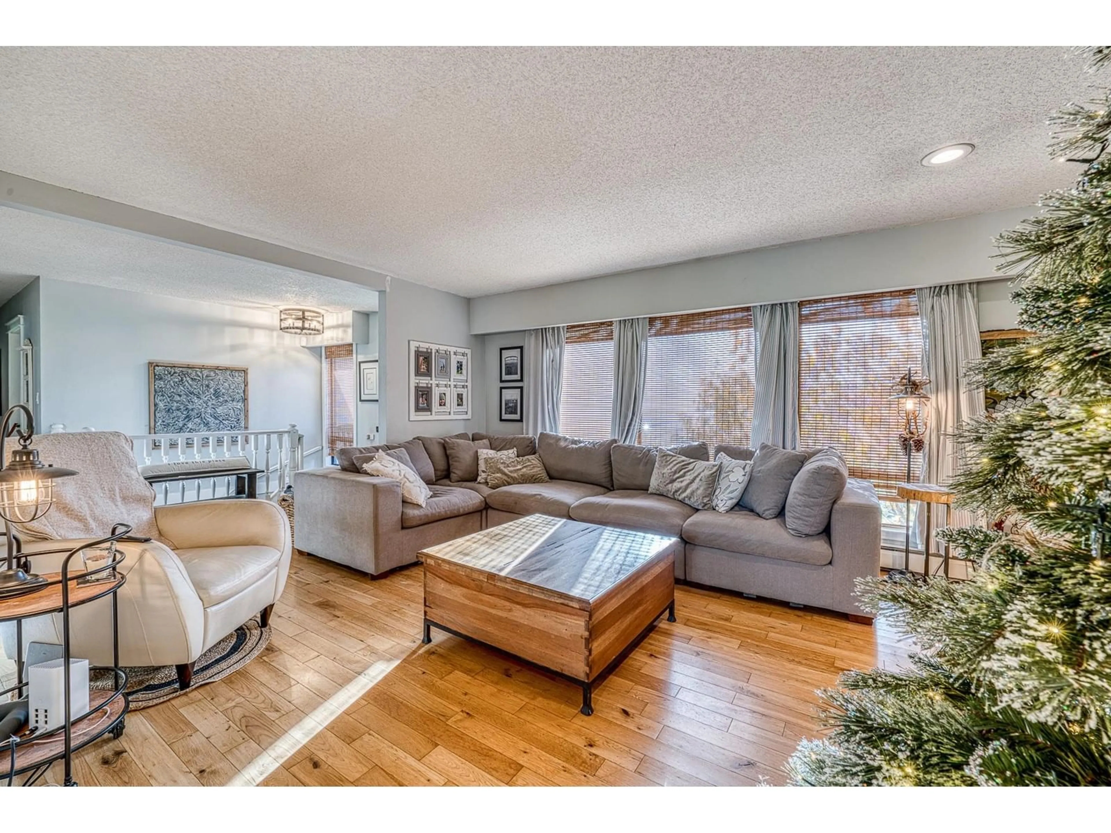 Living room with furniture, wood/laminate floor for 15461 ROPER, White Rock British Columbia V4B2G4