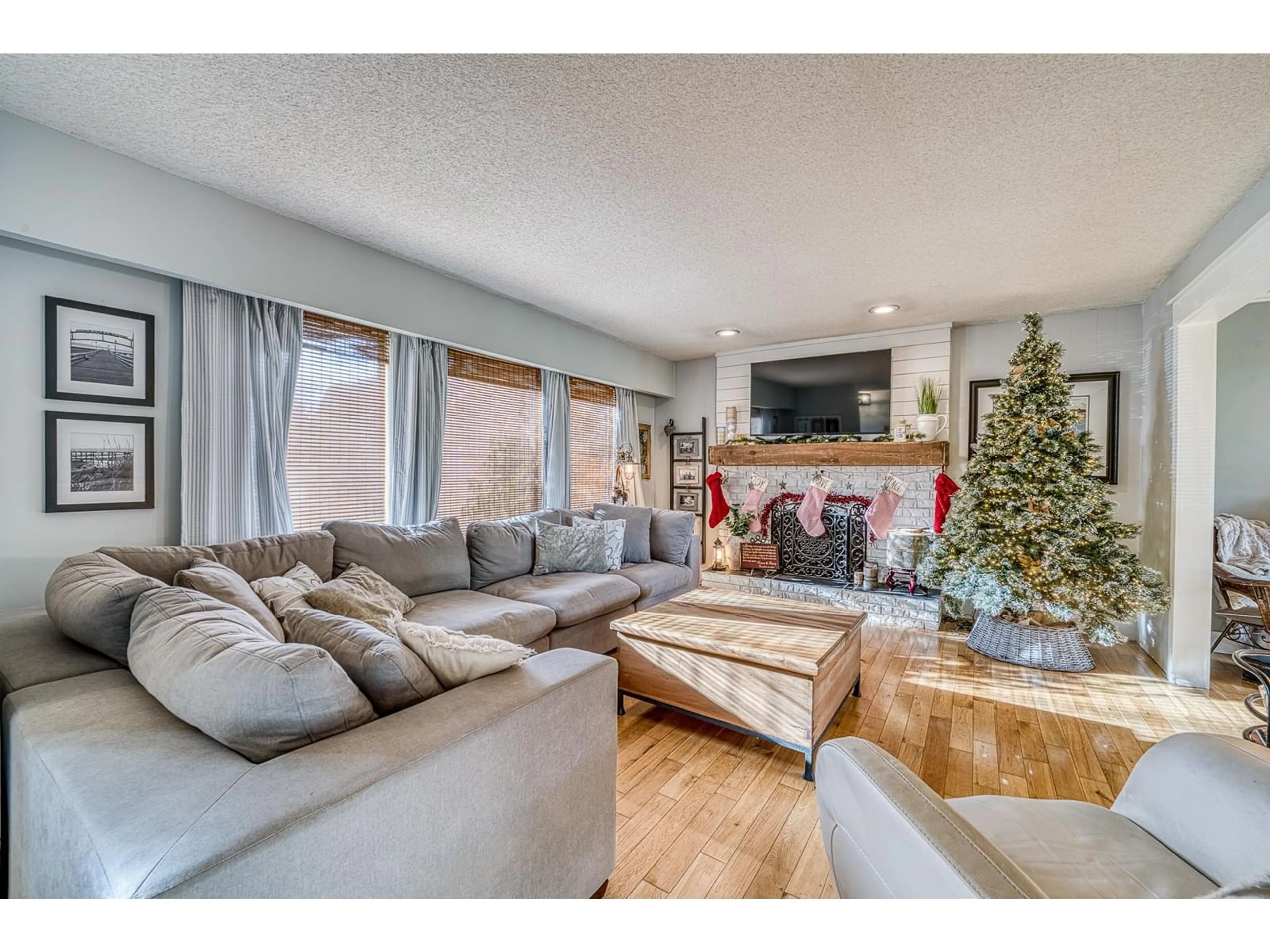 Living room with furniture, wood/laminate floor for 15461 ROPER, White Rock British Columbia V4B2G4
