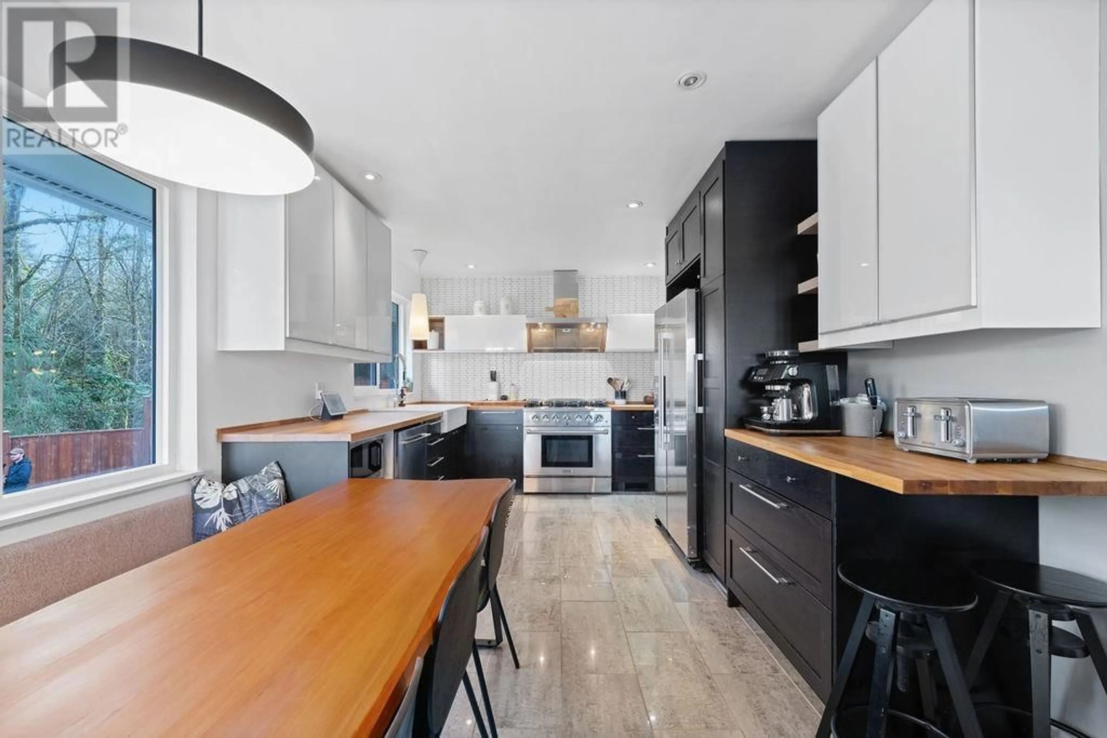 Contemporary kitchen, unknown for 1019 GATENSBURY ROAD, Port Moody British Columbia V3H2P3