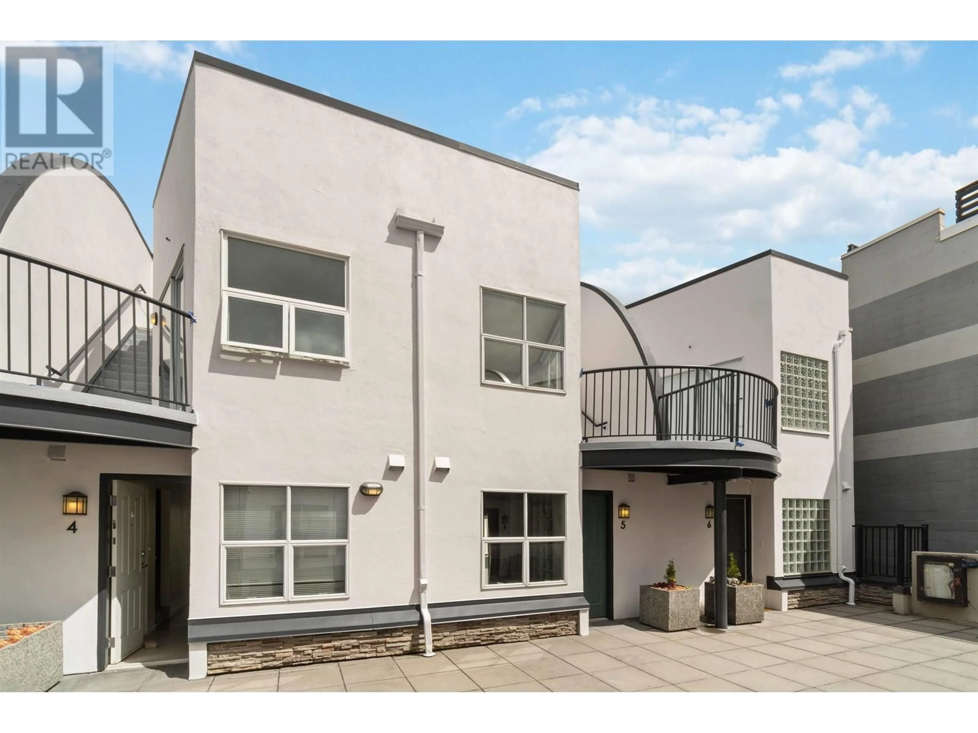 A pic from outside/outdoor area/front of a property/back of a property/a pic from drone, street for 6 - 2880 4TH AVENUE, Vancouver British Columbia V6K1R2