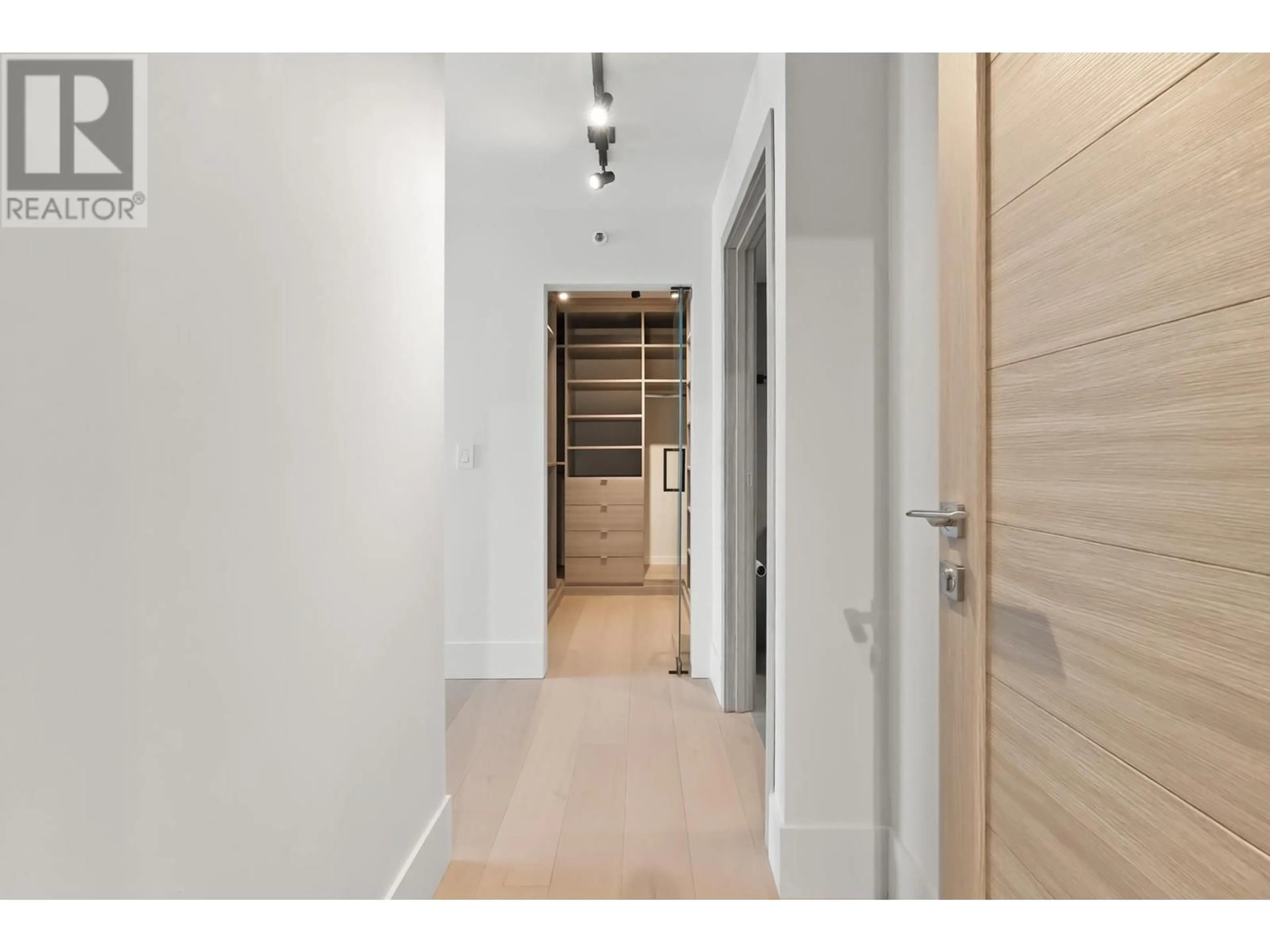 Indoor foyer for 6D - 328 TAYLOR WAY, West Vancouver British Columbia V7T2Y4