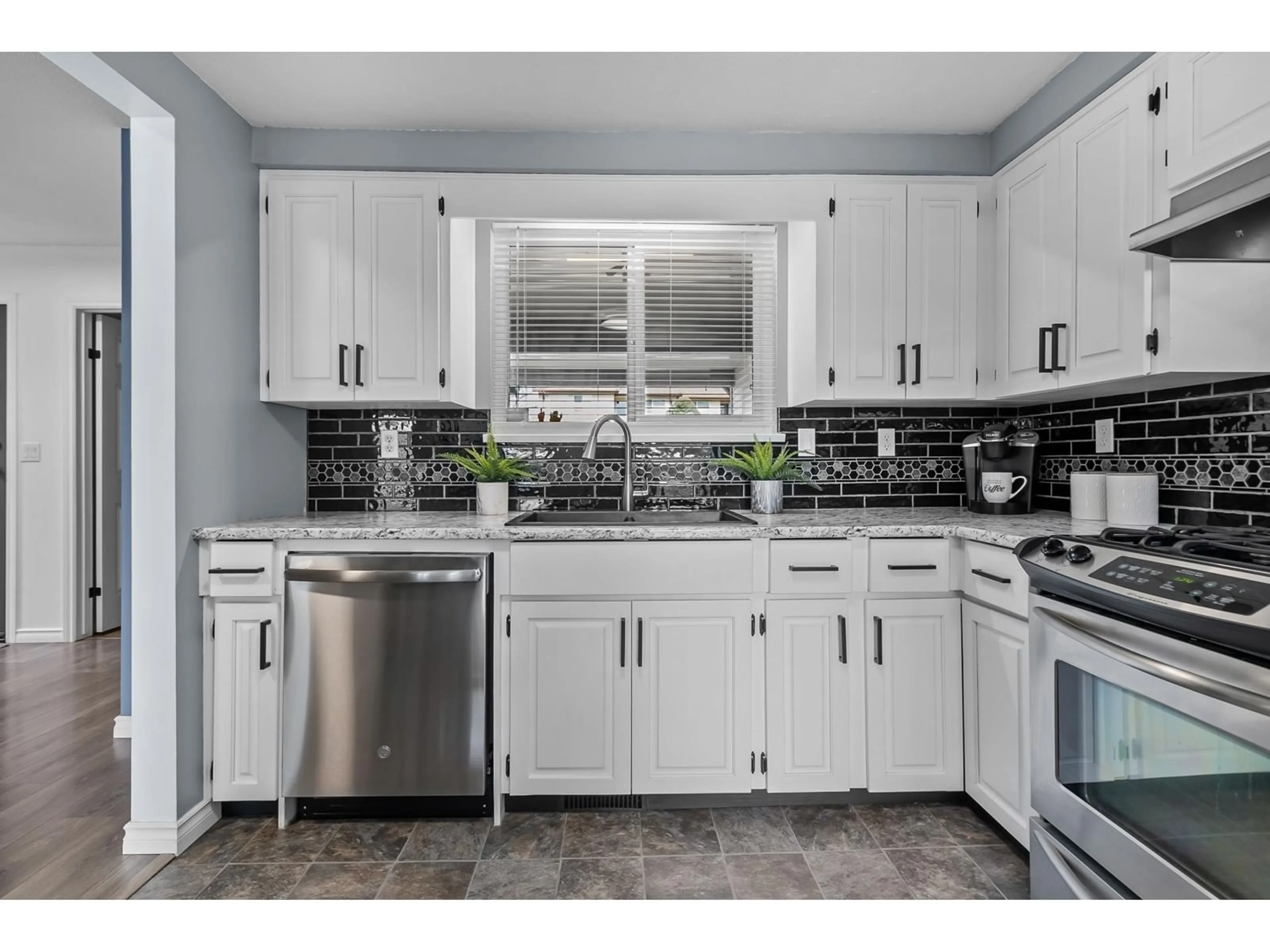 Open concept kitchen, ceramic/tile floor for 8 - 33951 MARSHALL, Abbotsford British Columbia V2S1L6