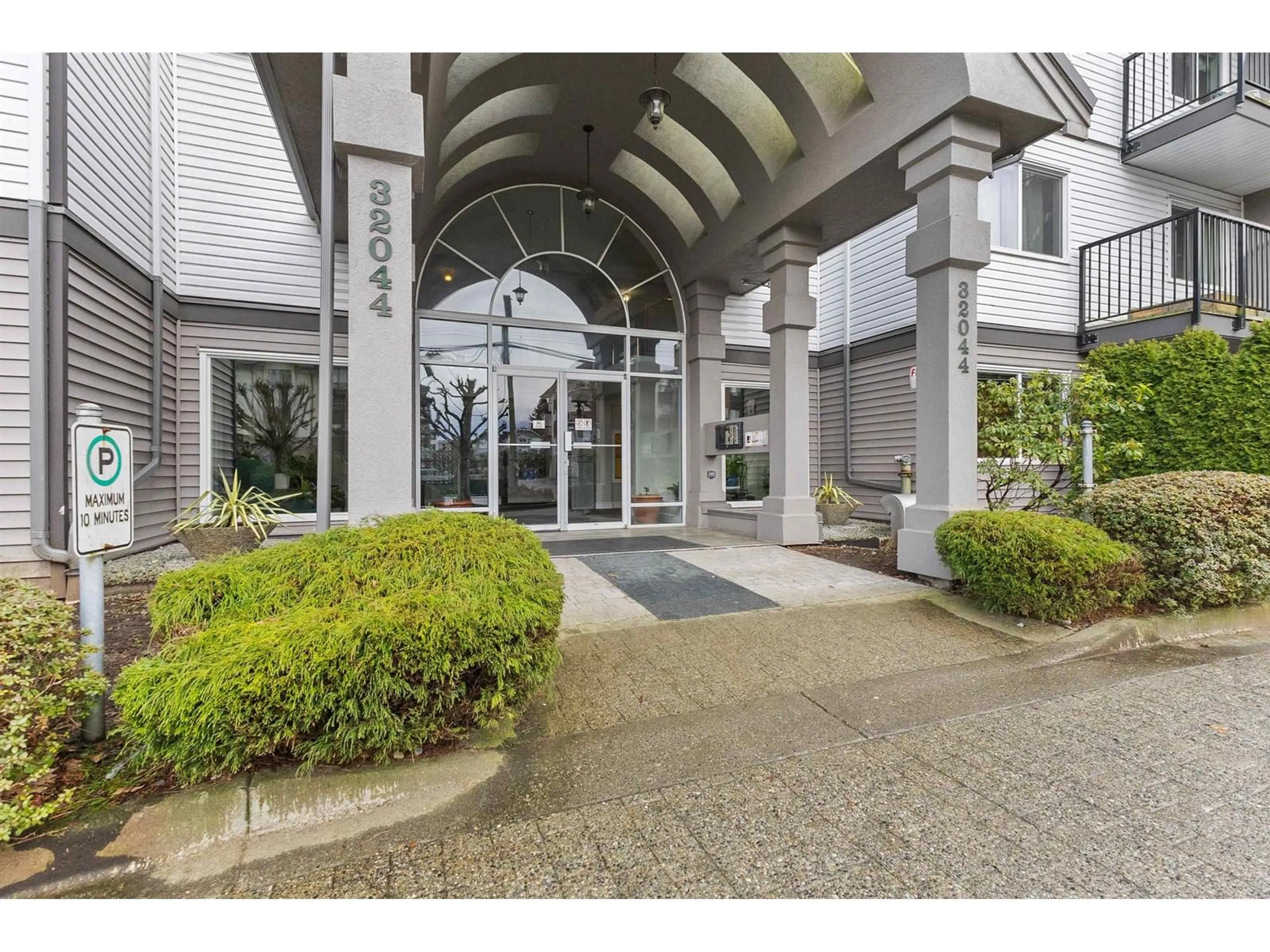 Indoor foyer for 209 - 32044 OLD YALE, Abbotsford British Columbia V2T2C9
