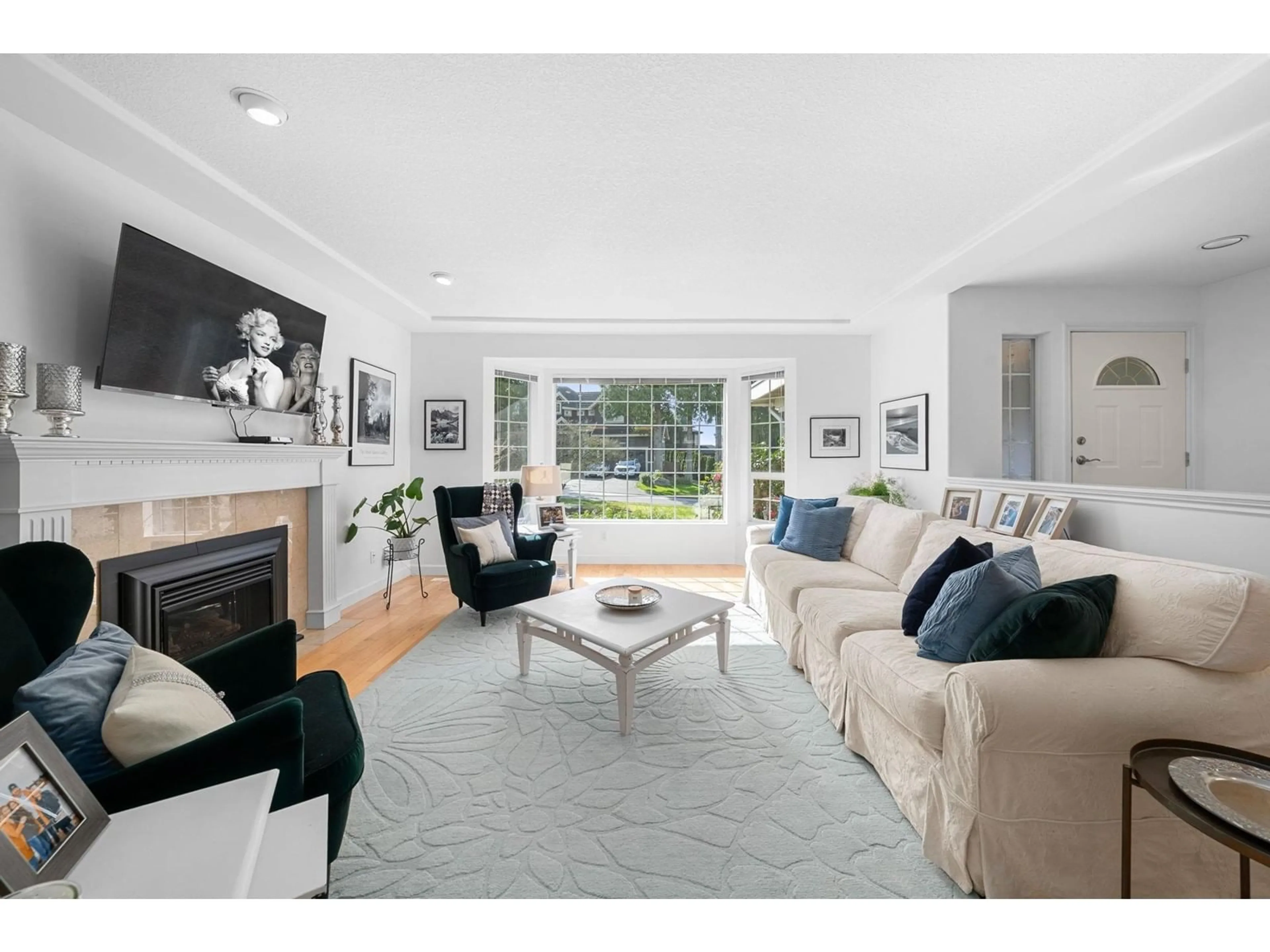 Living room with furniture, unknown for 12561 18, Surrey British Columbia V4A1V8