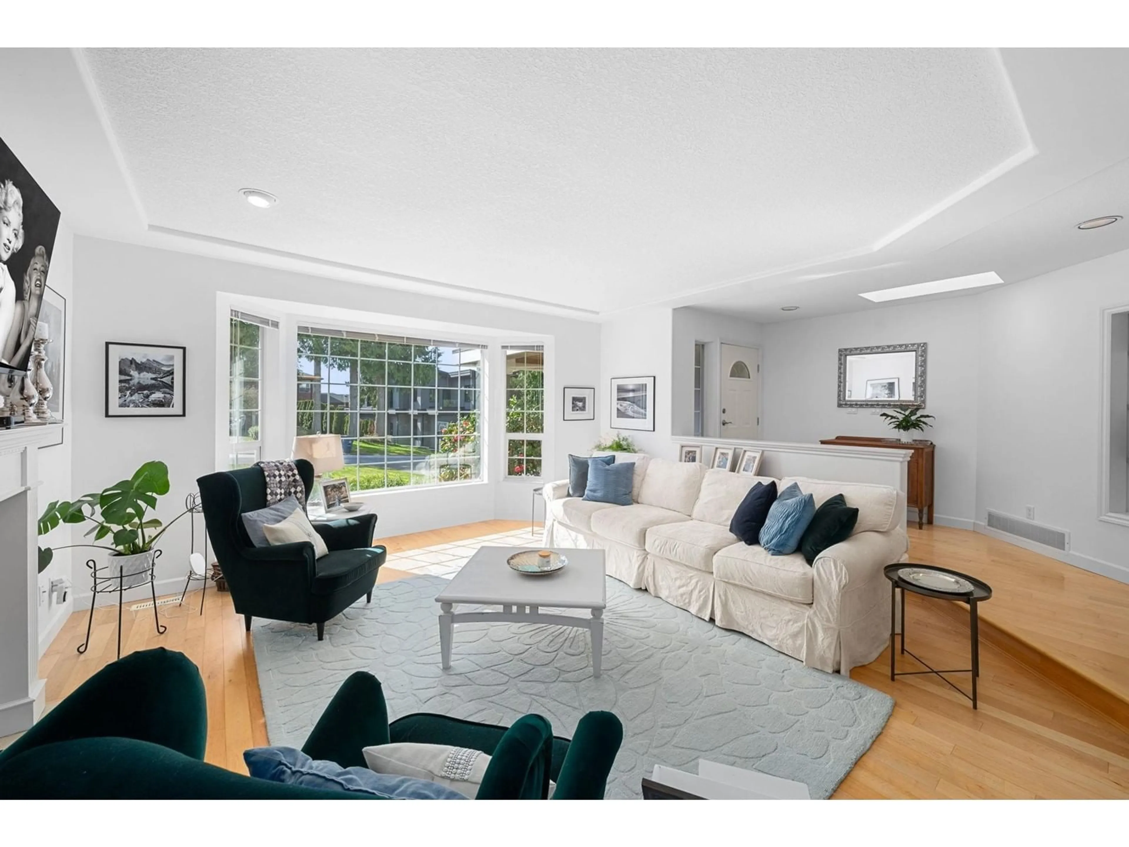 Living room with furniture, unknown for 12561 18, Surrey British Columbia V4A1V8