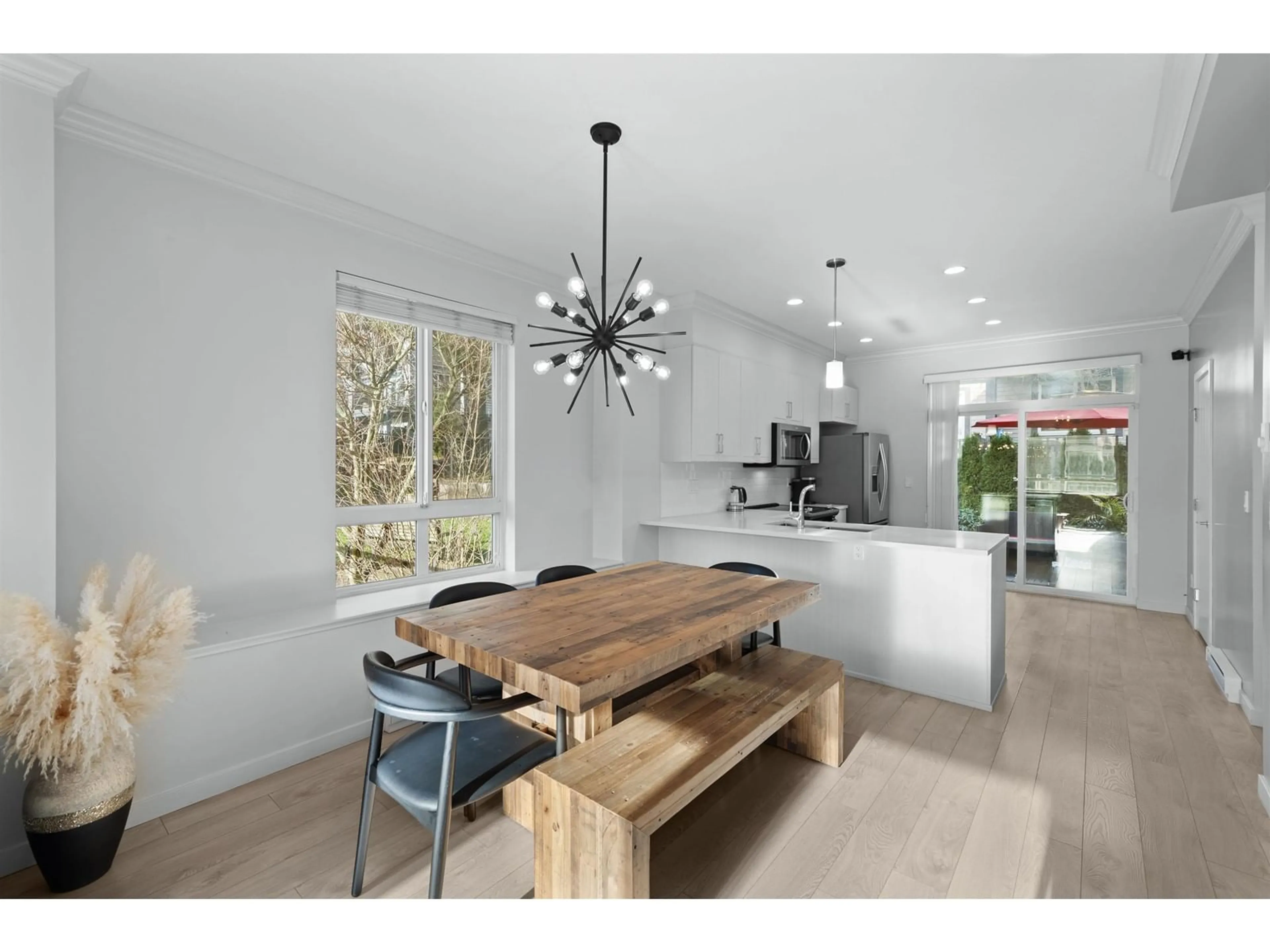 Open concept kitchen, wood/laminate floor for 7 - 14555 68, Surrey British Columbia V3S2A8
