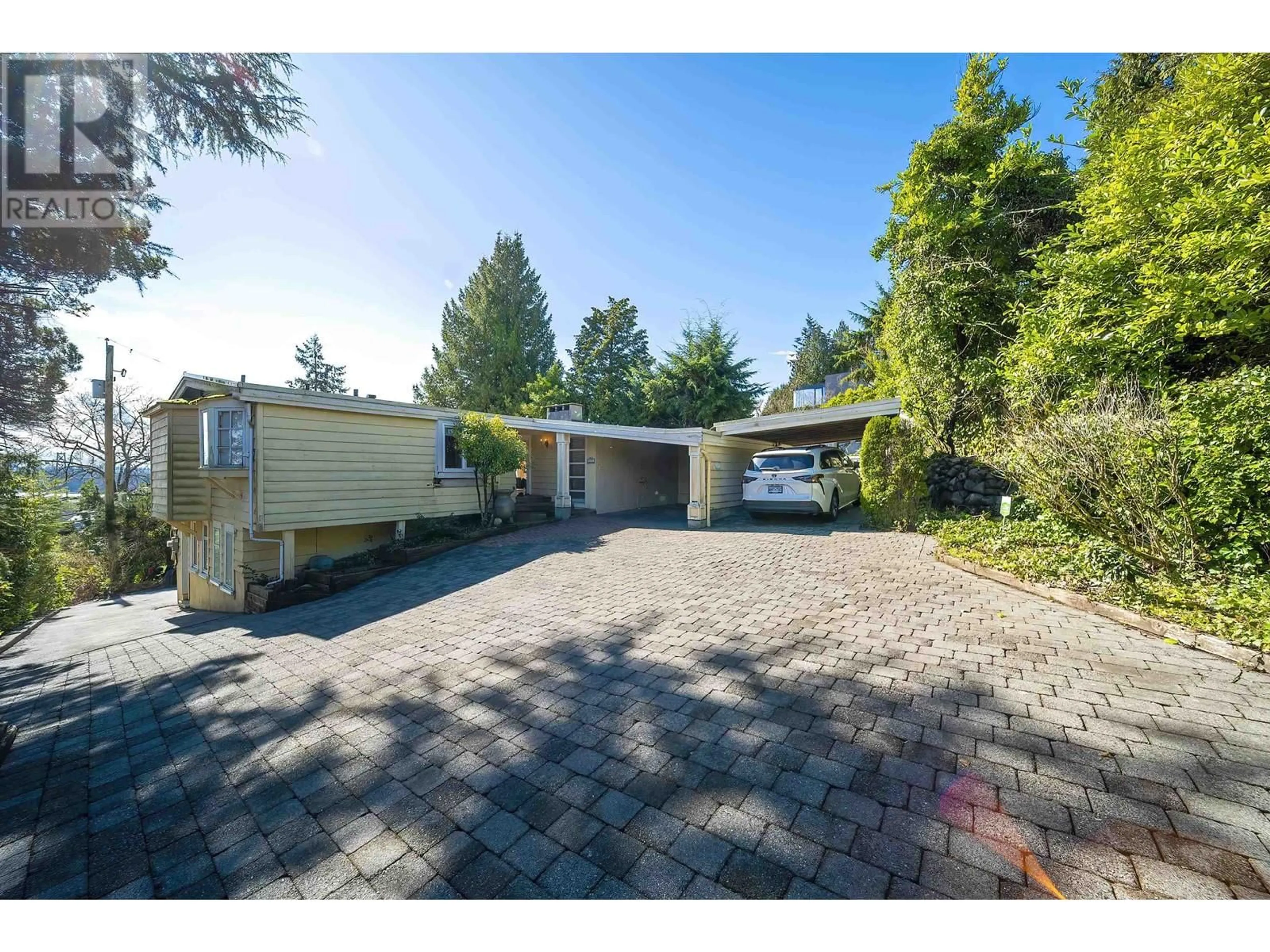 A pic from outside/outdoor area/front of a property/back of a property/a pic from drone, street for 825 8TH STREET, West Vancouver British Columbia V7T1S1