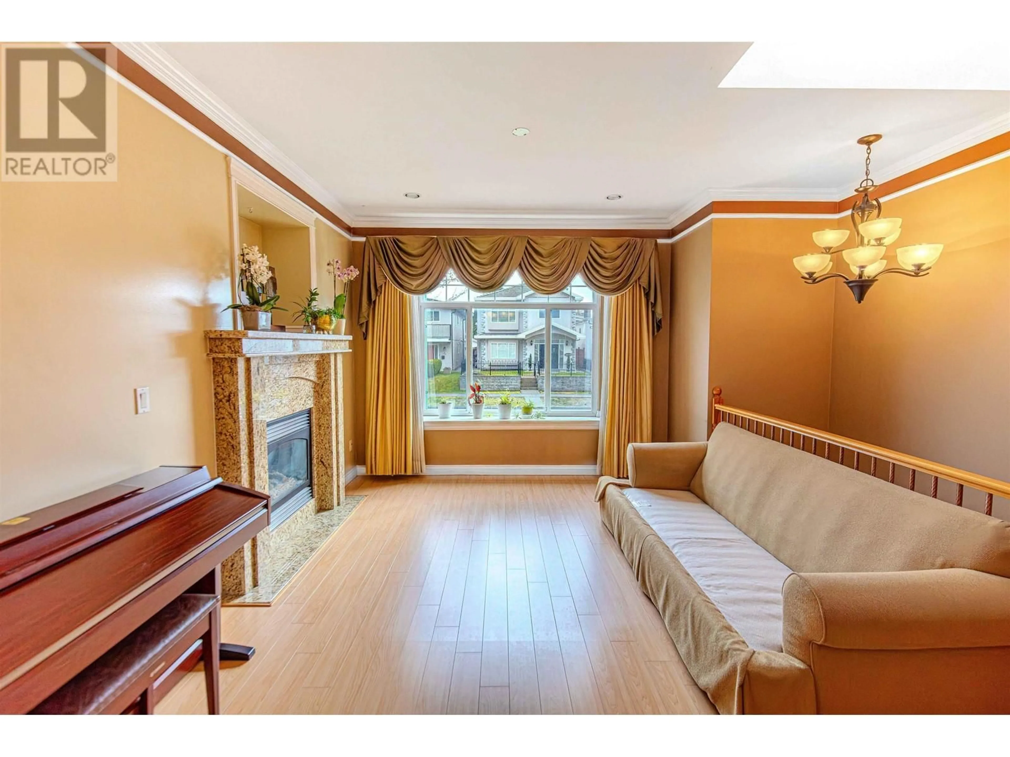 Living room with furniture, unknown for 4465 CAMBRIDGE STREET, Burnaby British Columbia V5C1H6