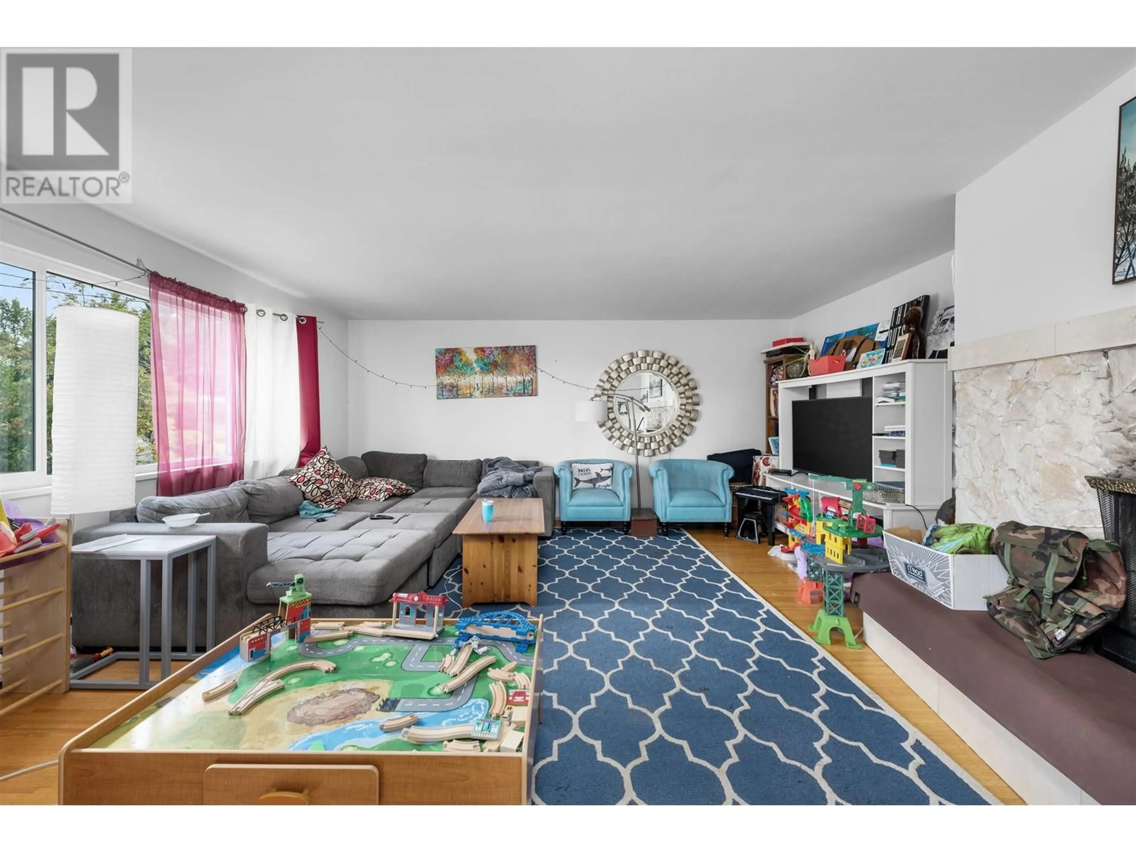 Living room with furniture, unknown for 1190 15TH STREET, North Vancouver British Columbia V7J1K7