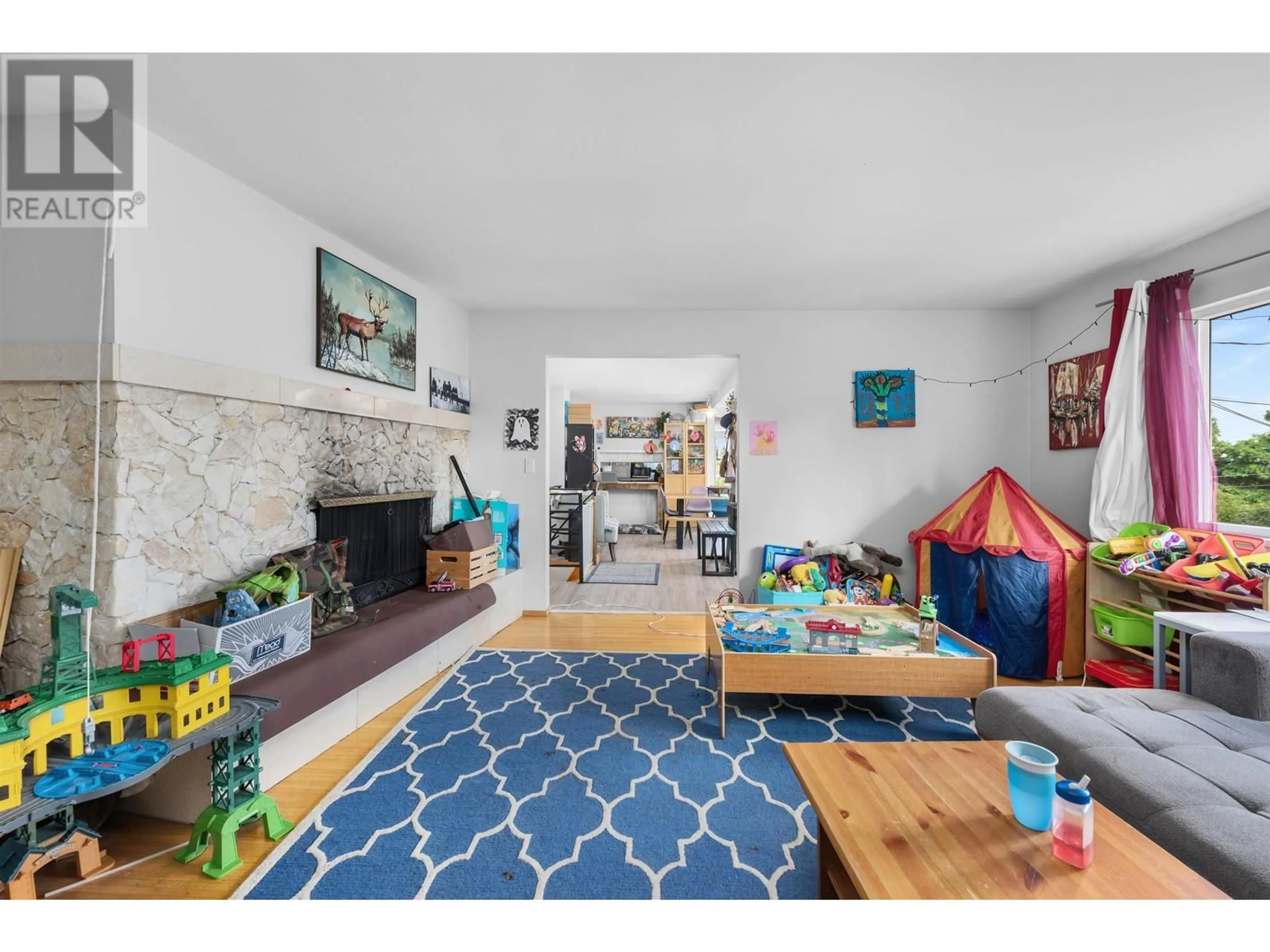 Living room with furniture, unknown for 1190 15TH STREET, North Vancouver British Columbia V7J1K7