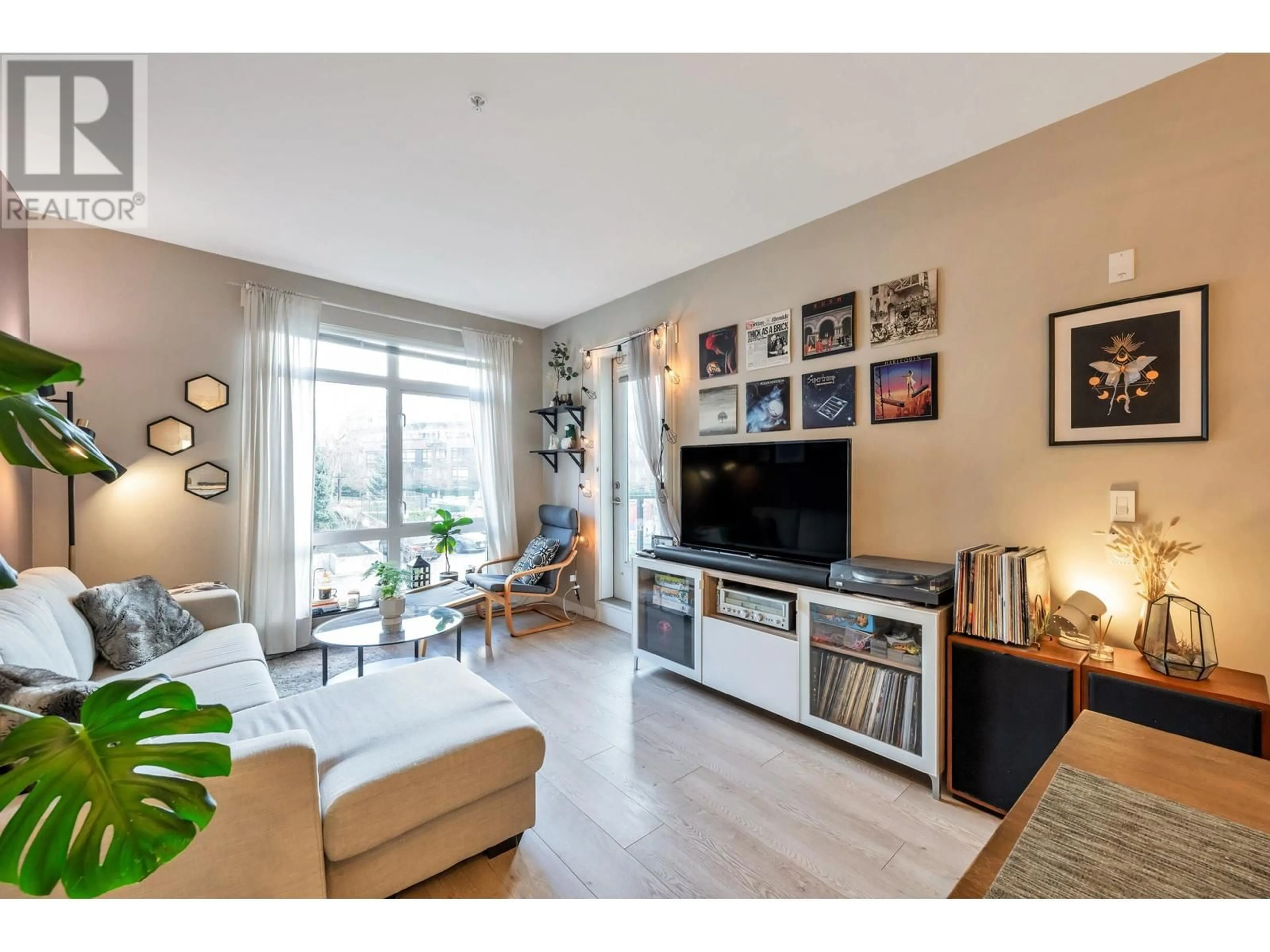 Living room with furniture, unknown for 205 - 20 ROYAL AVENUE, New Westminster British Columbia V3L0G9