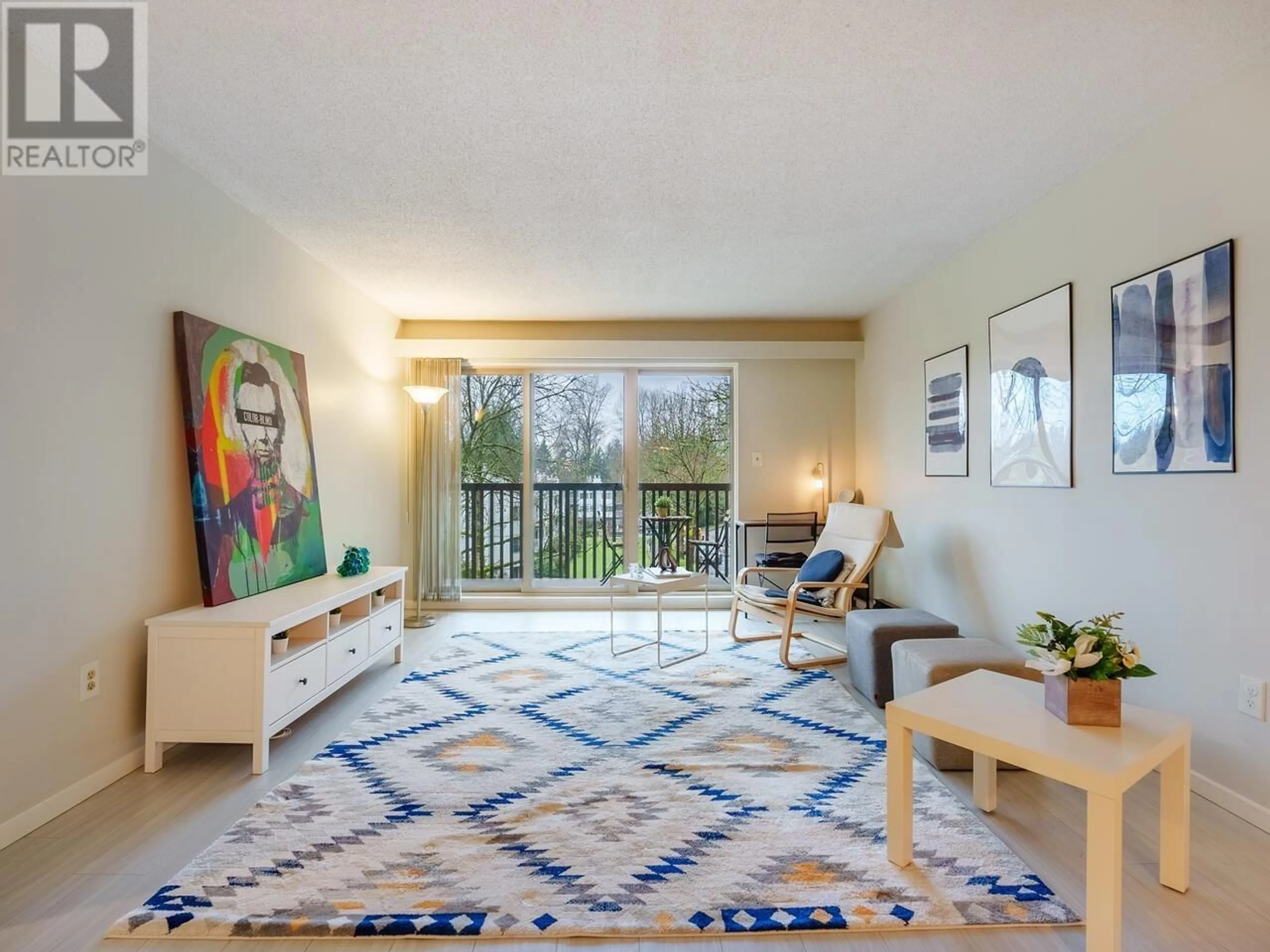 Living room with furniture, carpet floor for 412 - 9857 MANCHESTER DRIVE, Burnaby British Columbia V3N4P5