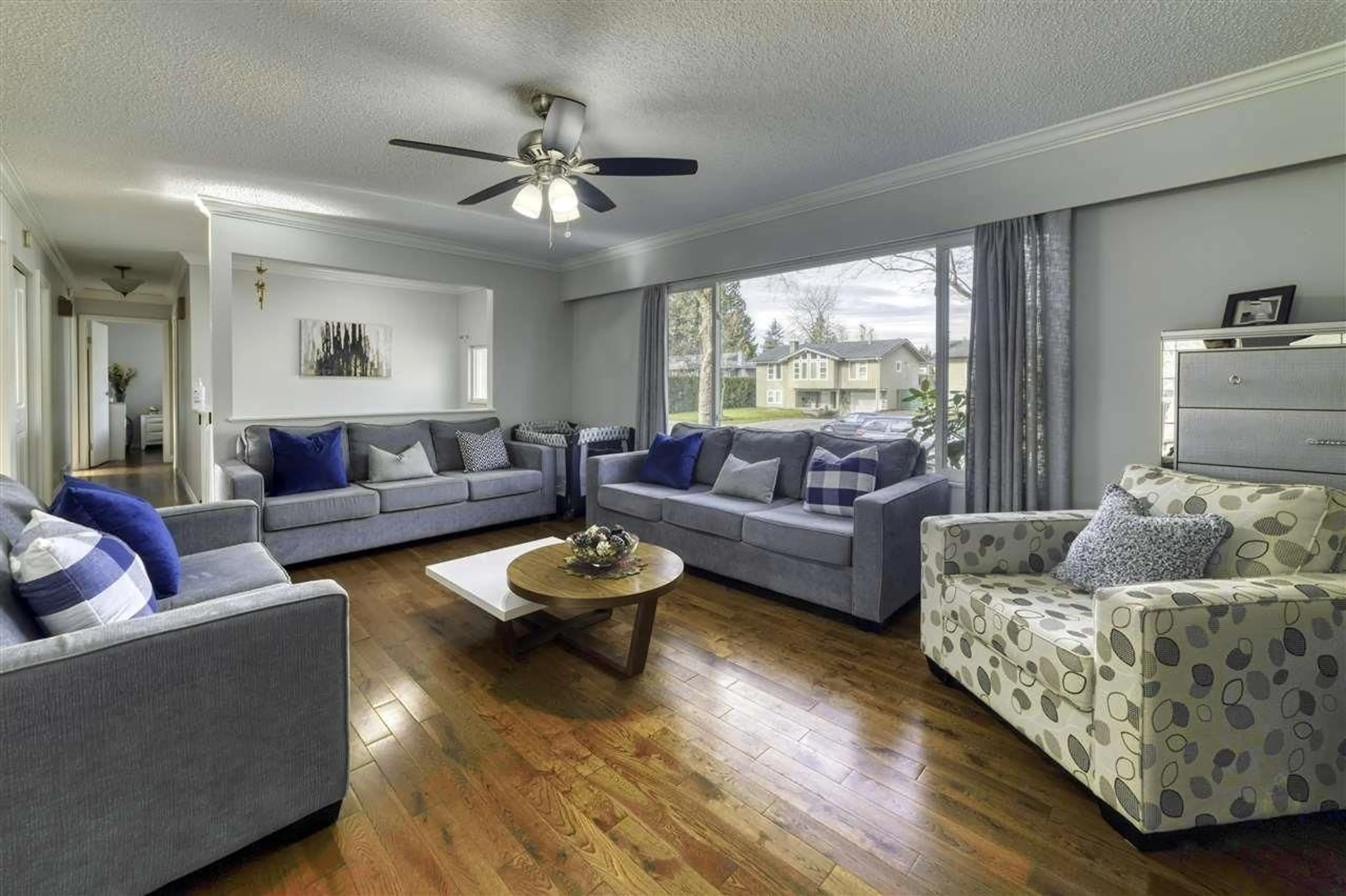 Living room with furniture, wood/laminate floor for 8998 QUEEN MARY, Surrey British Columbia V3V6R1