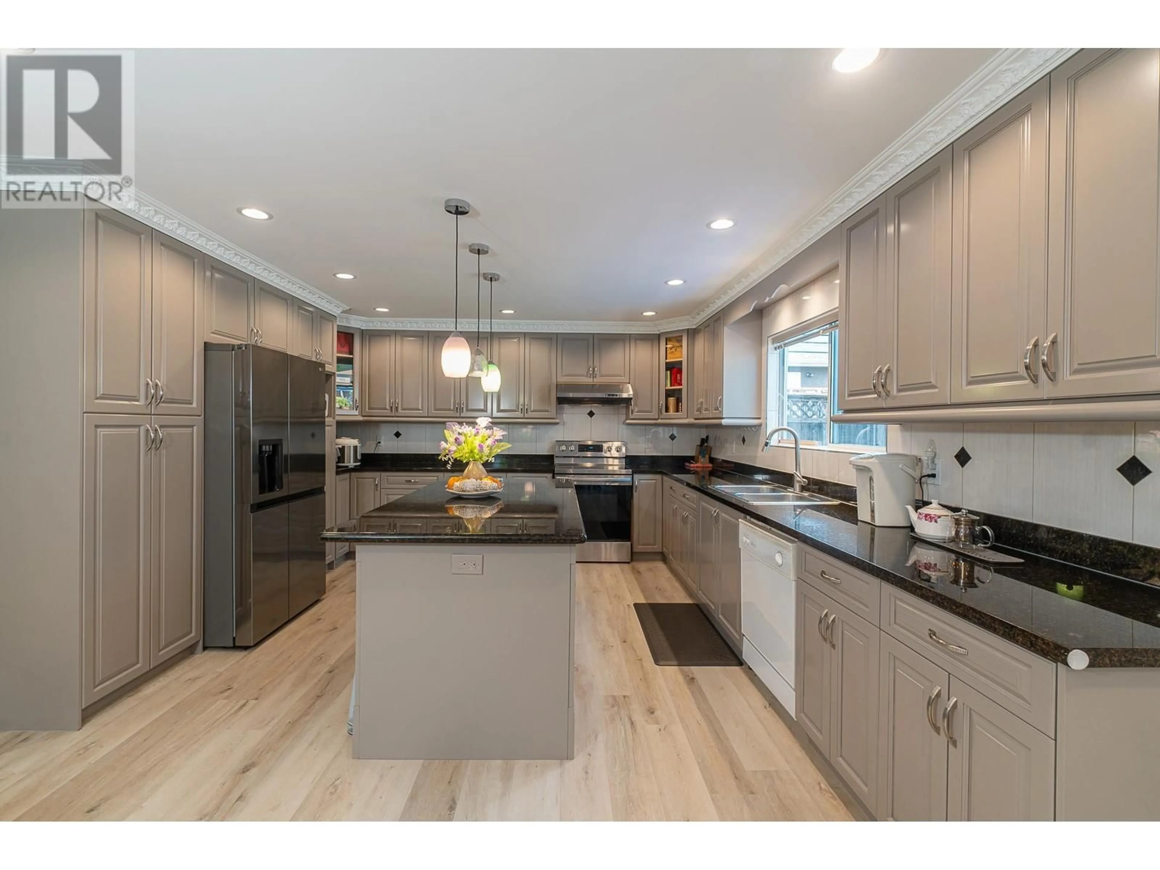 Contemporary kitchen, unknown for 6169 LOCHDALE STREET, Burnaby British Columbia V5B2M6