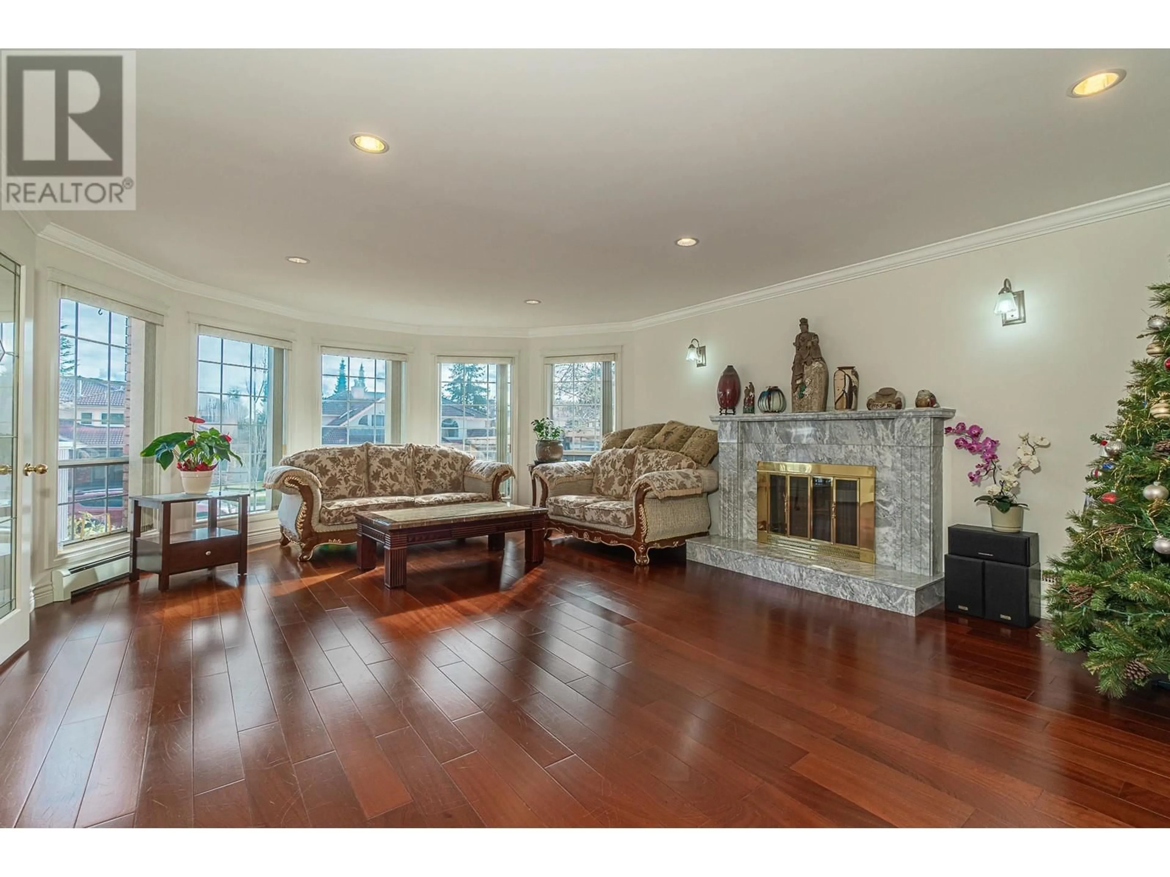 Living room with furniture, wood/laminate floor for 6169 LOCHDALE STREET, Burnaby British Columbia V5B2M6