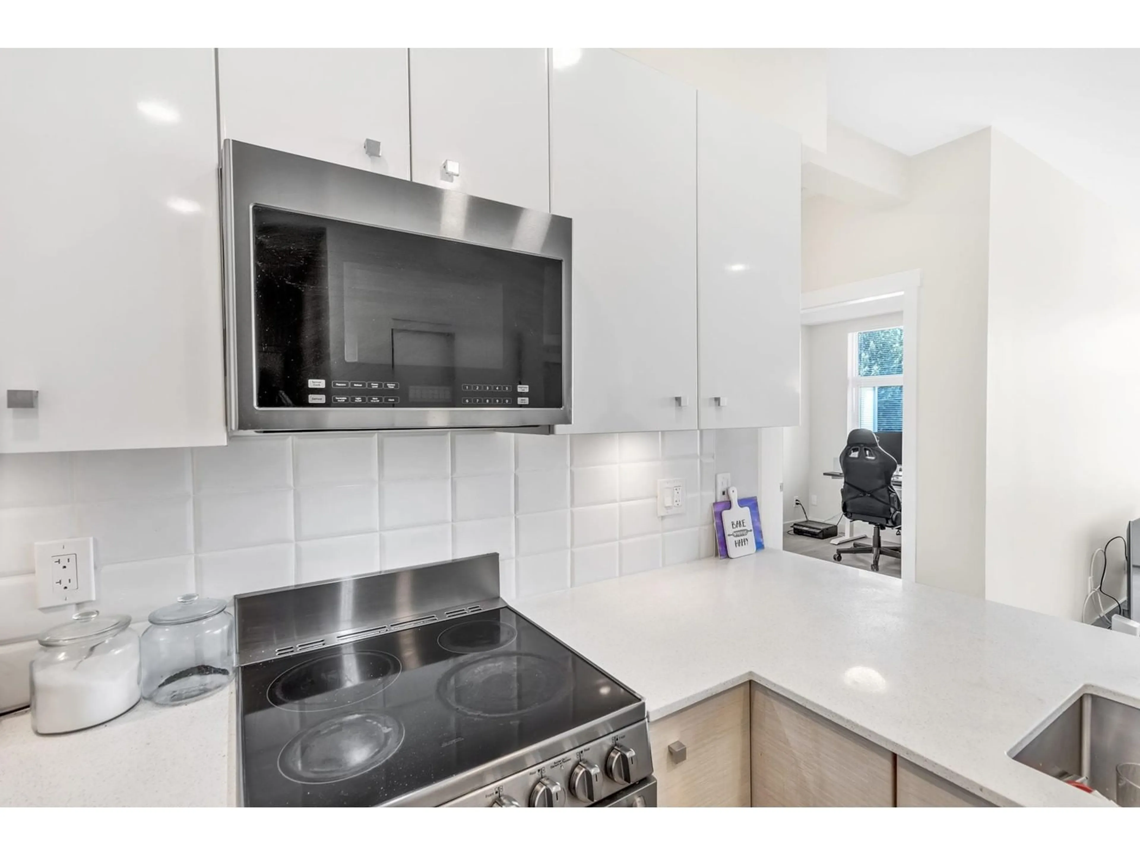 Standard kitchen, unknown for 202 10838 WHALLEY BOULEVARD, Surrey British Columbia V3R0G8