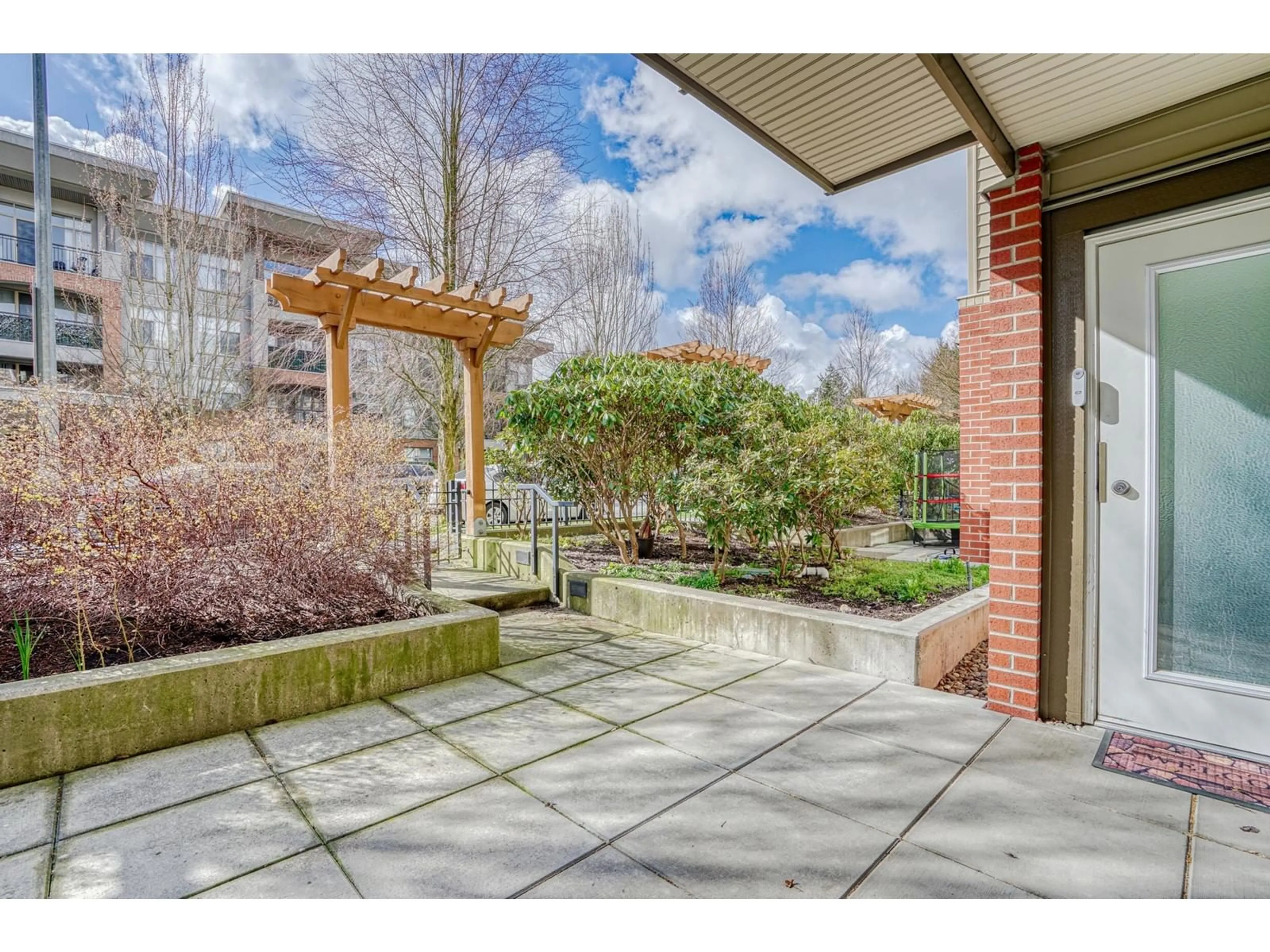 Patio, street for 109 33539 HOLLAND AVENUE, Abbotsford British Columbia V2S0C6