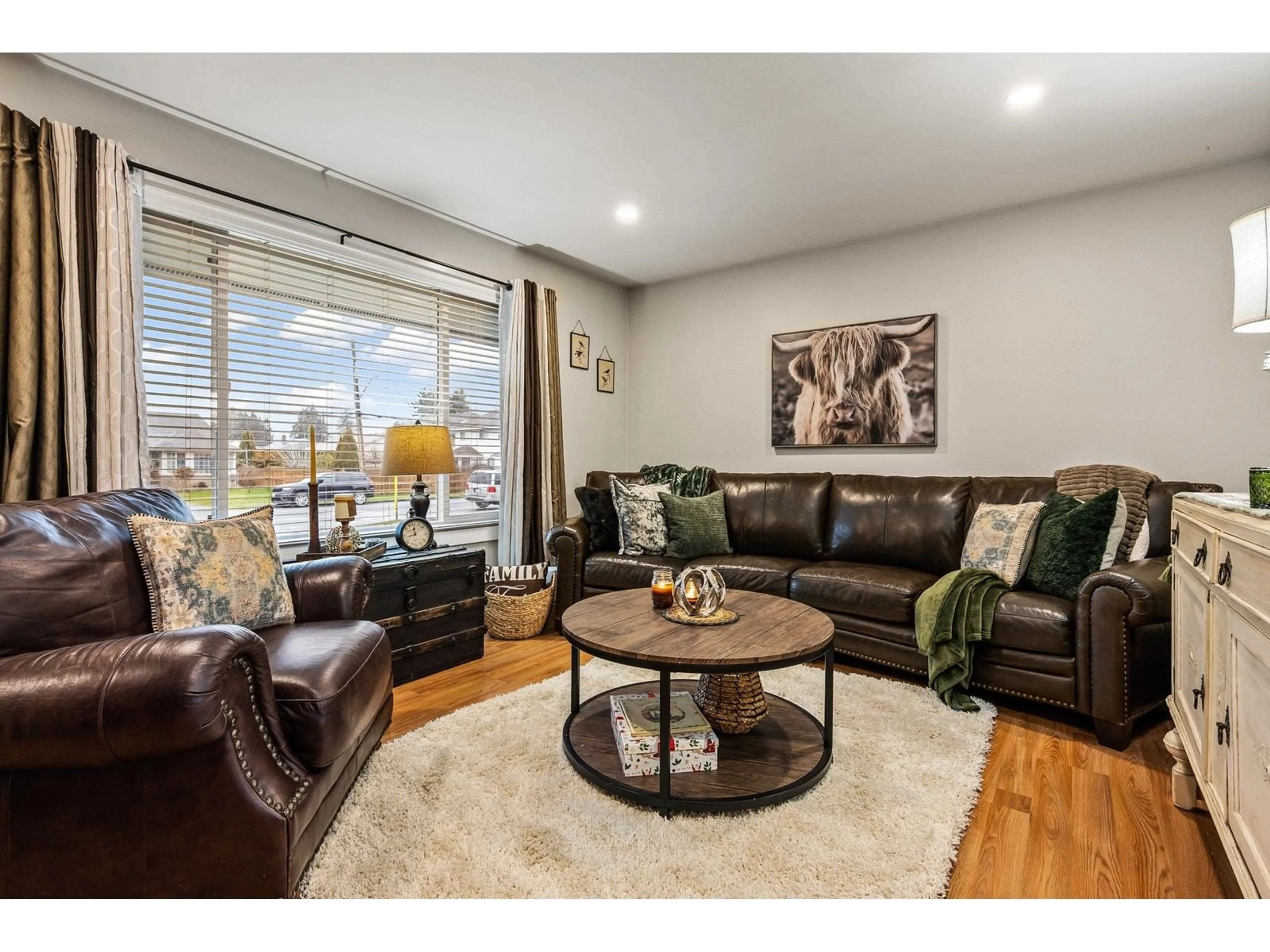 Living room with furniture, wood/laminate floor for 45468 CRESCENT DRIVE|Chilliwack Proper W, Chilliwack British Columbia V2P1G8