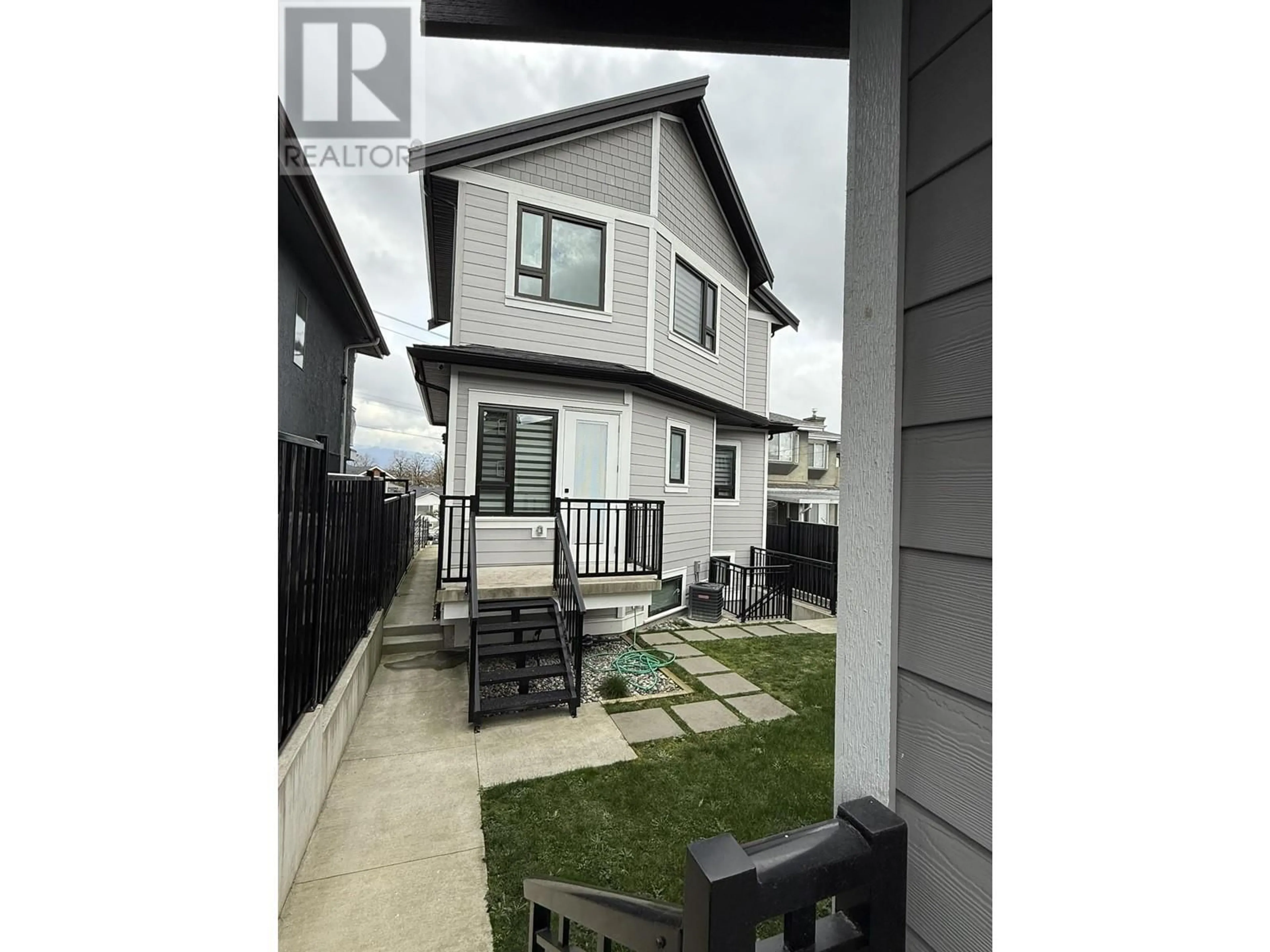 Patio, street for 3176 E 29TH AVENUE, Vancouver British Columbia V5R1W2