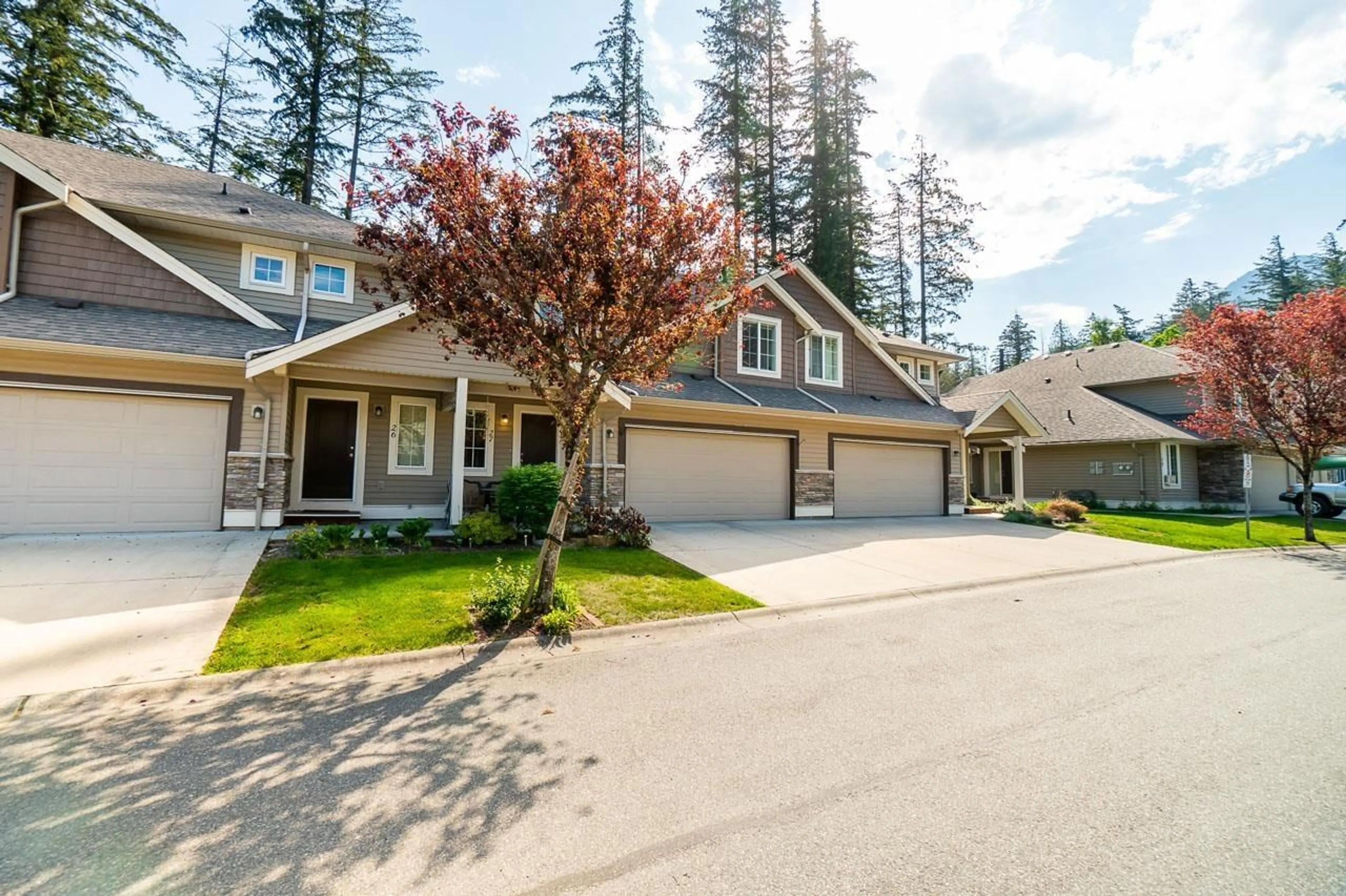 A pic from outside/outdoor area/front of a property/back of a property/a pic from drone, street for 27 - 1175 7TH AVENUE, Hope British Columbia V0X1L4