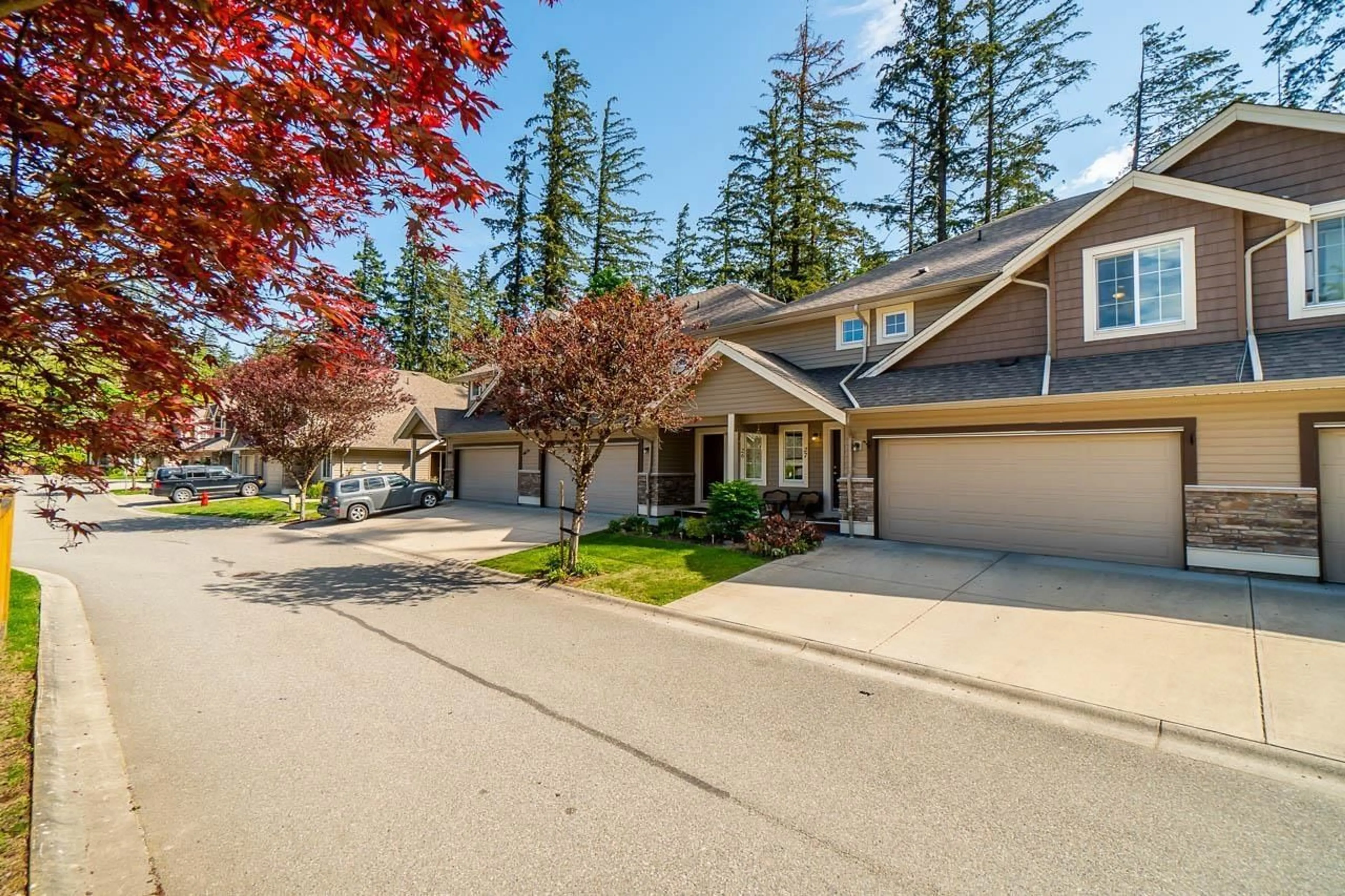 A pic from outside/outdoor area/front of a property/back of a property/a pic from drone, street for 27 - 1175 7TH AVENUE, Hope British Columbia V0X1L4