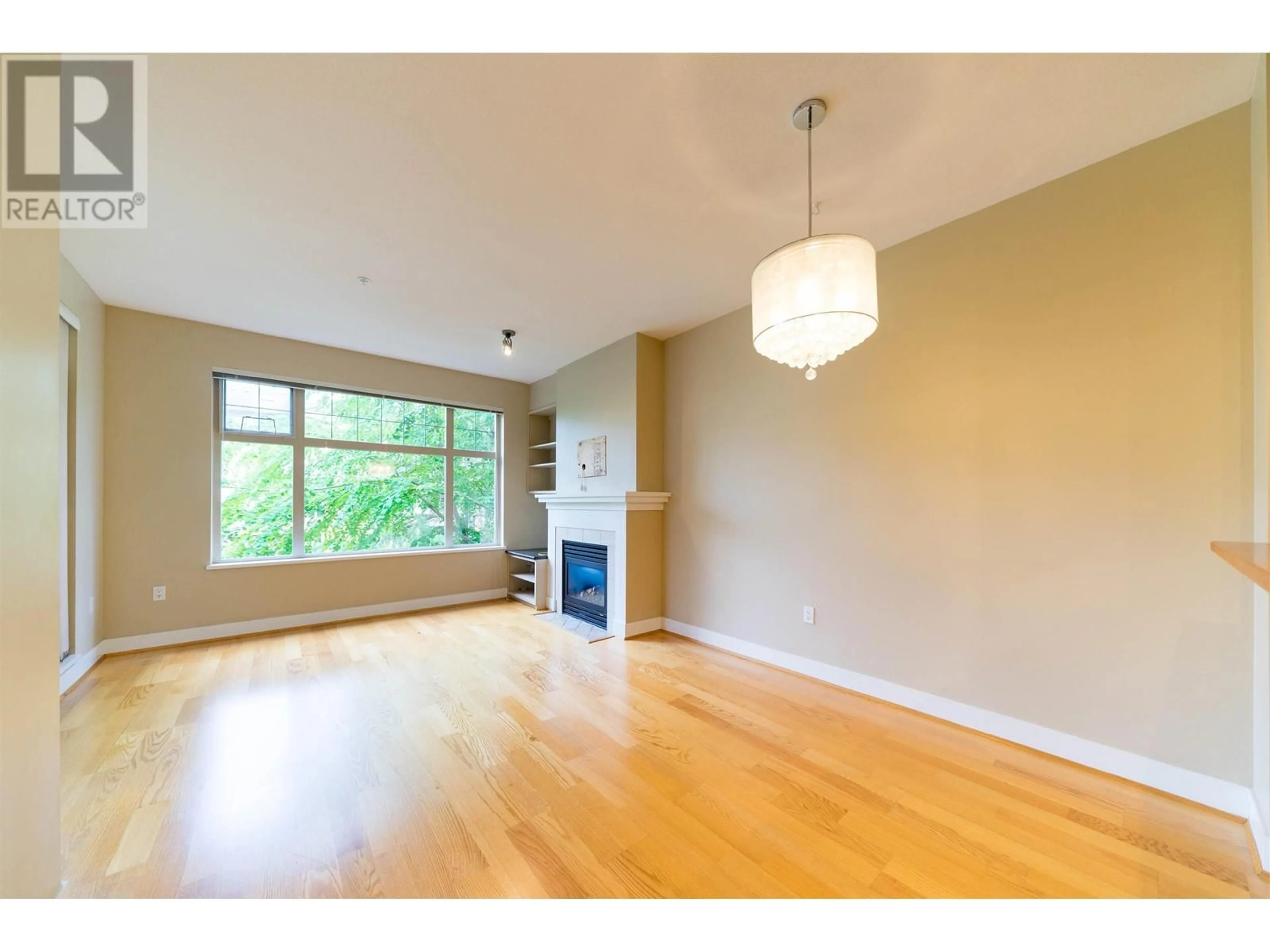 A pic of a room for 320 - 2083 33RD AVENUE, Vancouver British Columbia V6M4M6