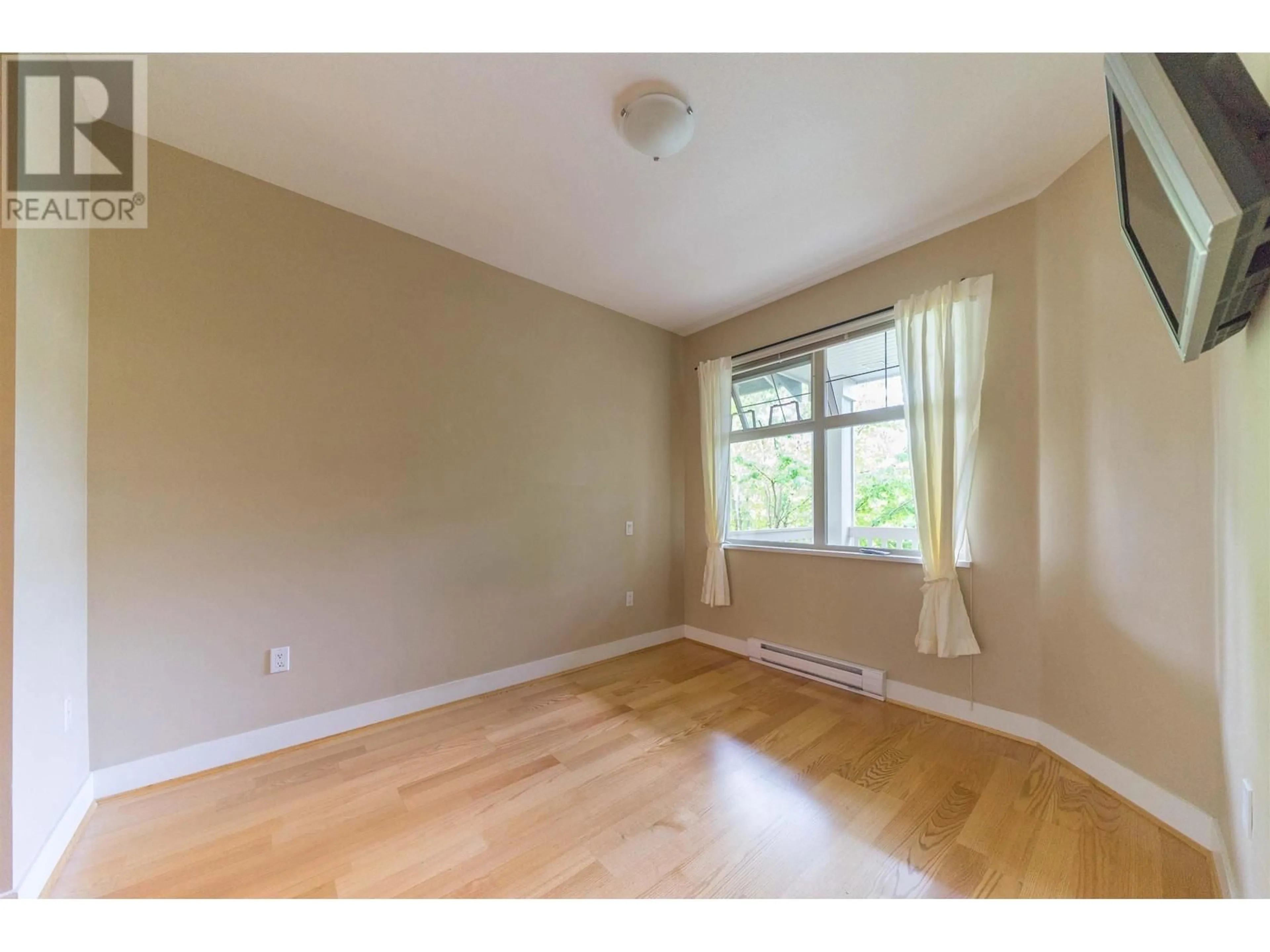 A pic of a room for 320 - 2083 33RD AVENUE, Vancouver British Columbia V6M4M6