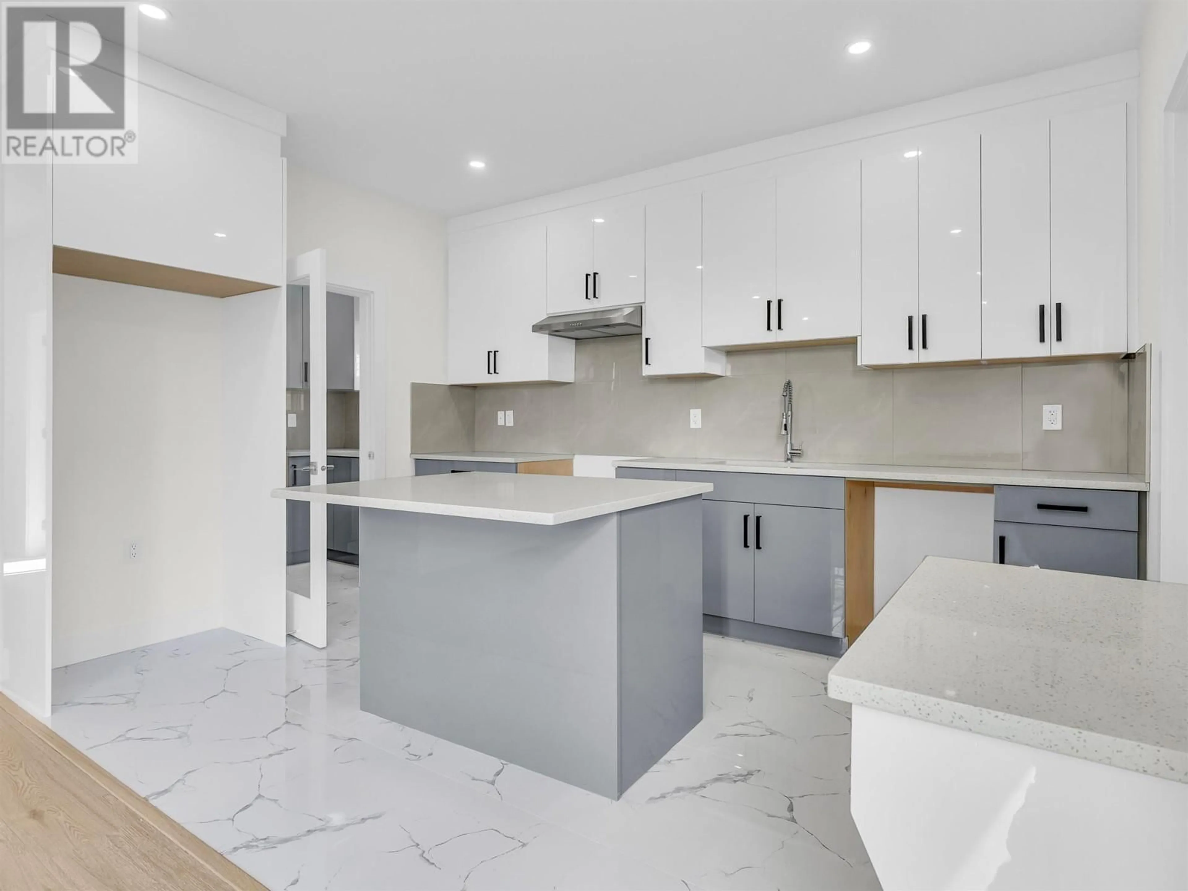 Open concept kitchen, ceramic/tile floor for 339 JOHNSTON STREET, New Westminster British Columbia V3M5H4