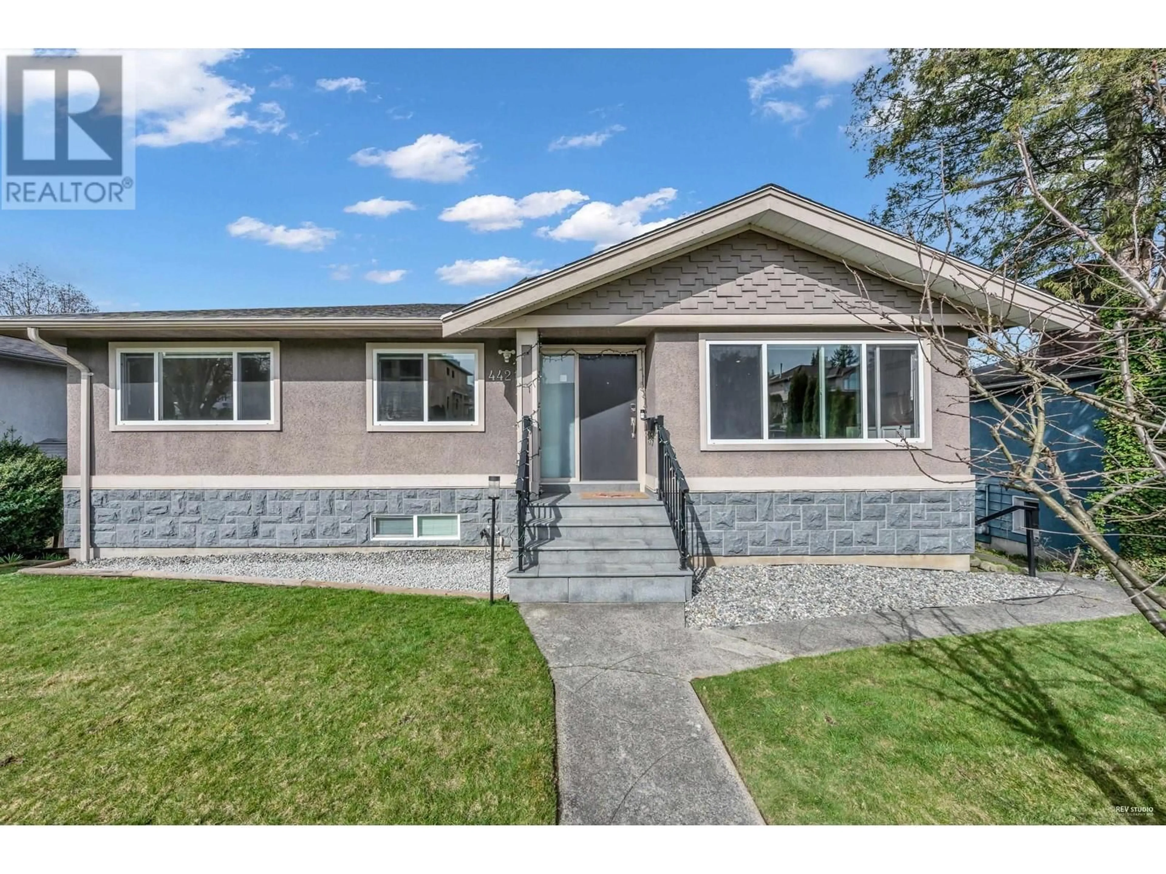 Home with vinyl exterior material, street for 4421 PRICE CRESCENT, Burnaby British Columbia V5G2N5