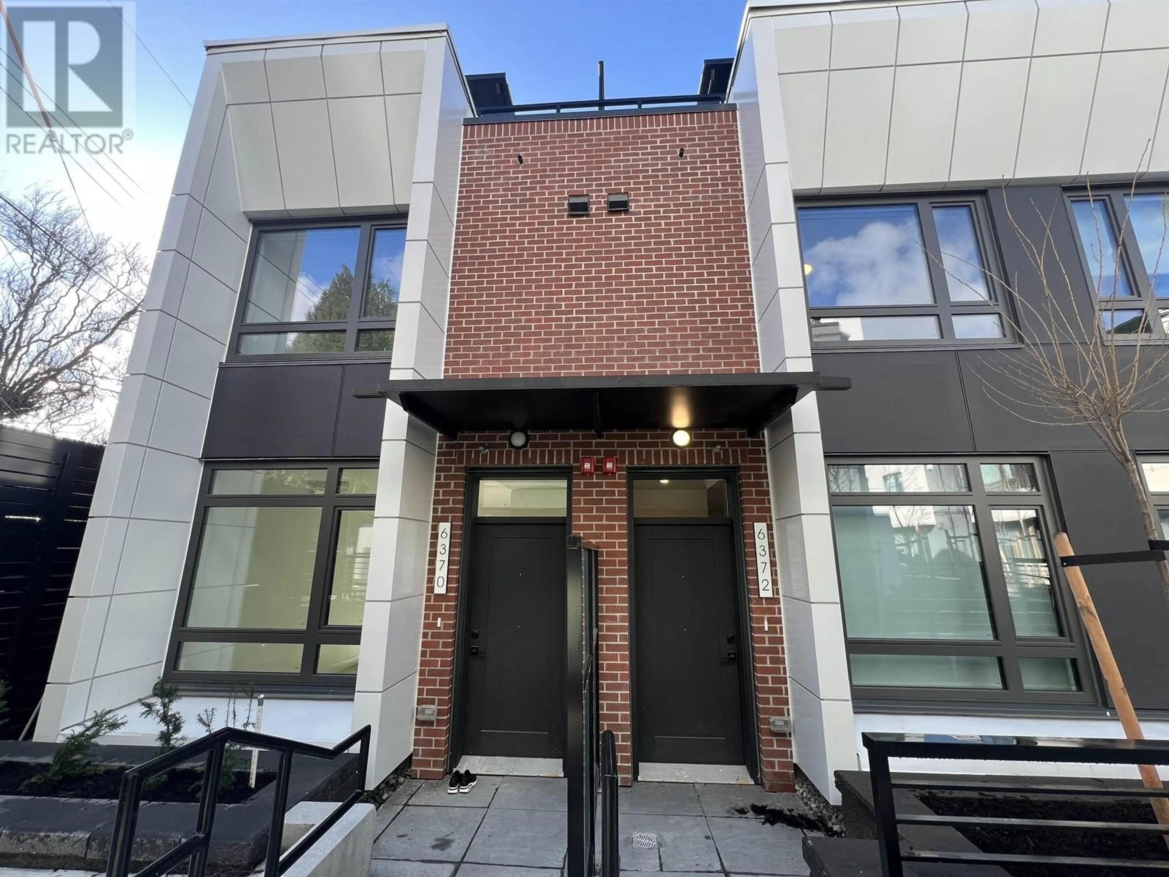 A pic from outside/outdoor area/front of a property/back of a property/a pic from drone, building for 35 - 6370 OAK STREET, Vancouver British Columbia V6M2W4