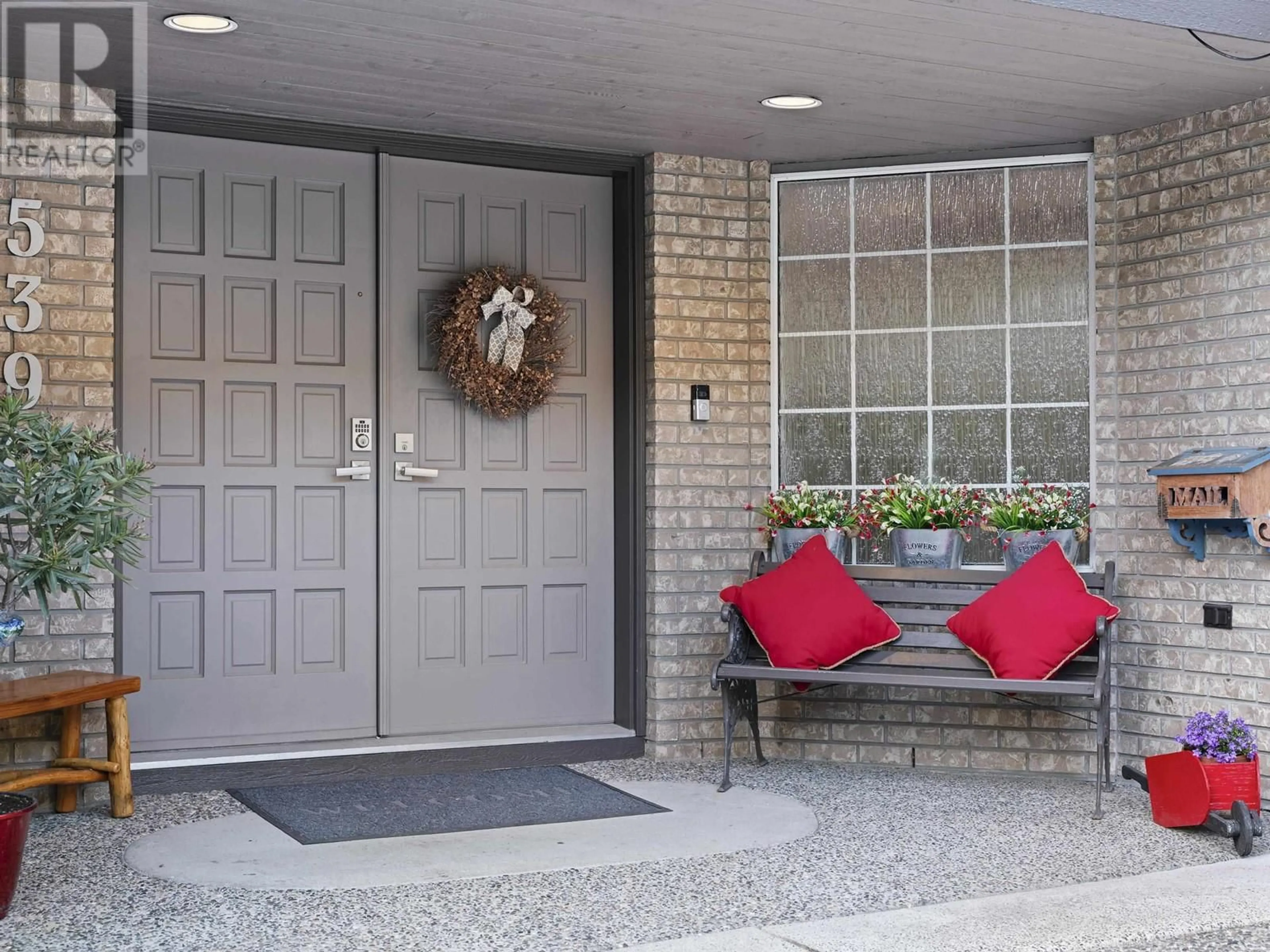 Indoor entryway for 5390 WESTHAVEN WYND, West Vancouver British Columbia V7W3E8