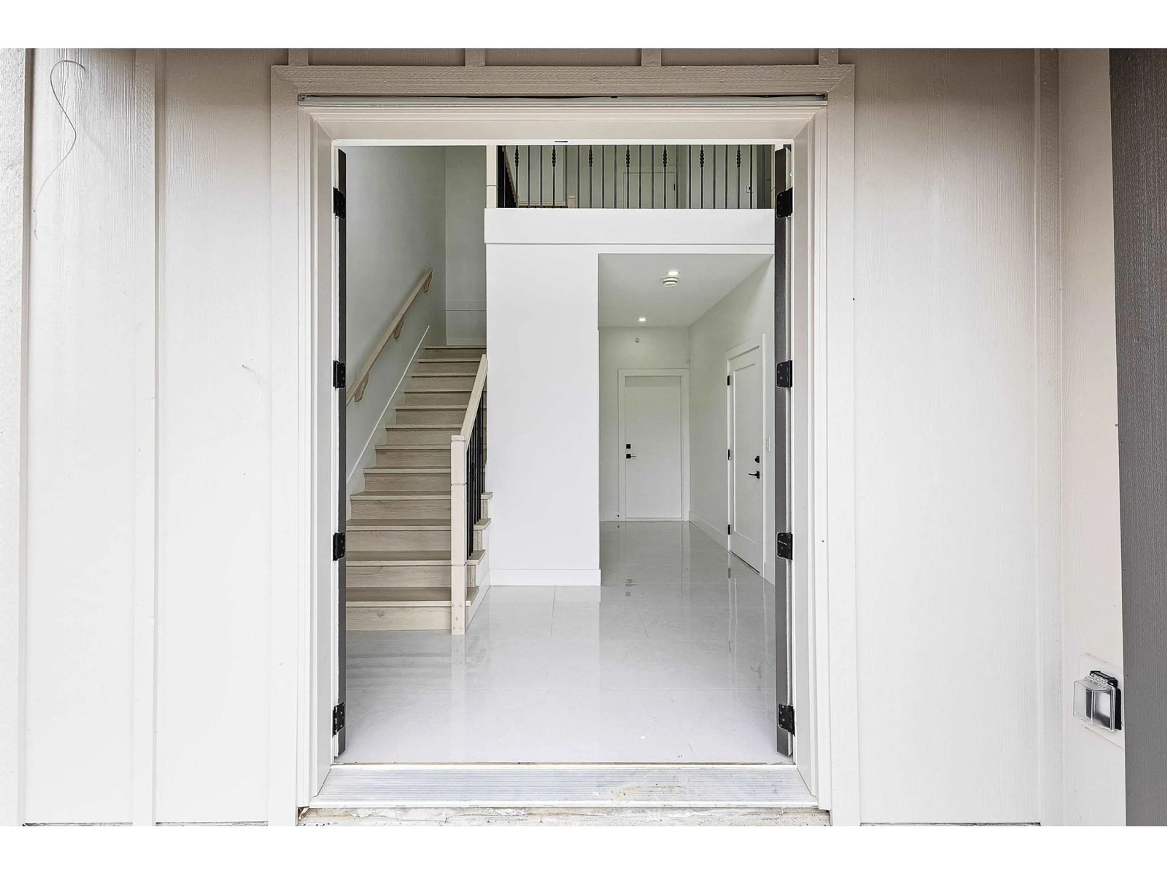 Indoor foyer for 12 - 8016 ANNIS ROAD, Chilliwack British Columbia V2P6H3