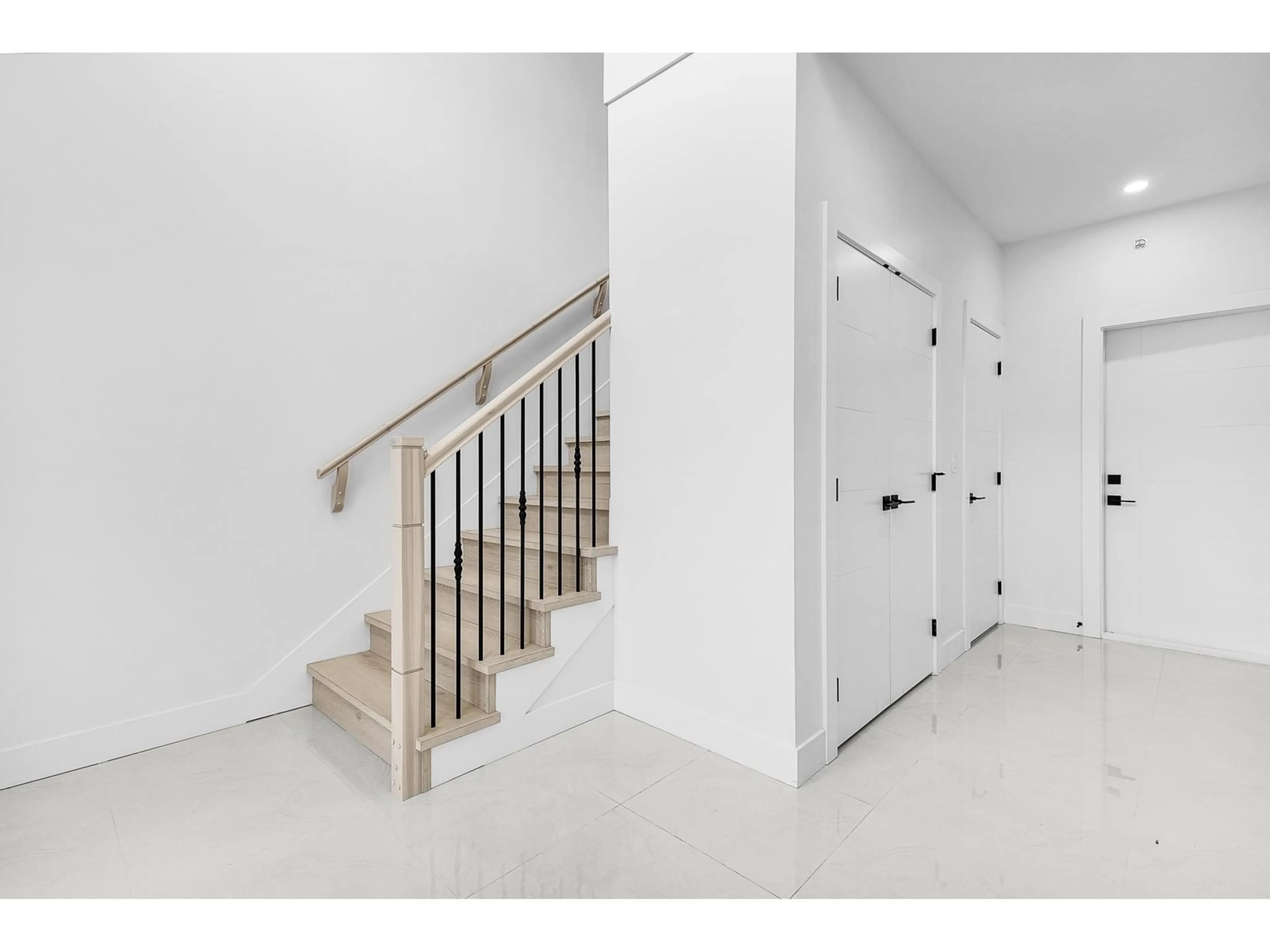Indoor foyer for 12 - 8016 ANNIS ROAD, Chilliwack British Columbia V2P6H3