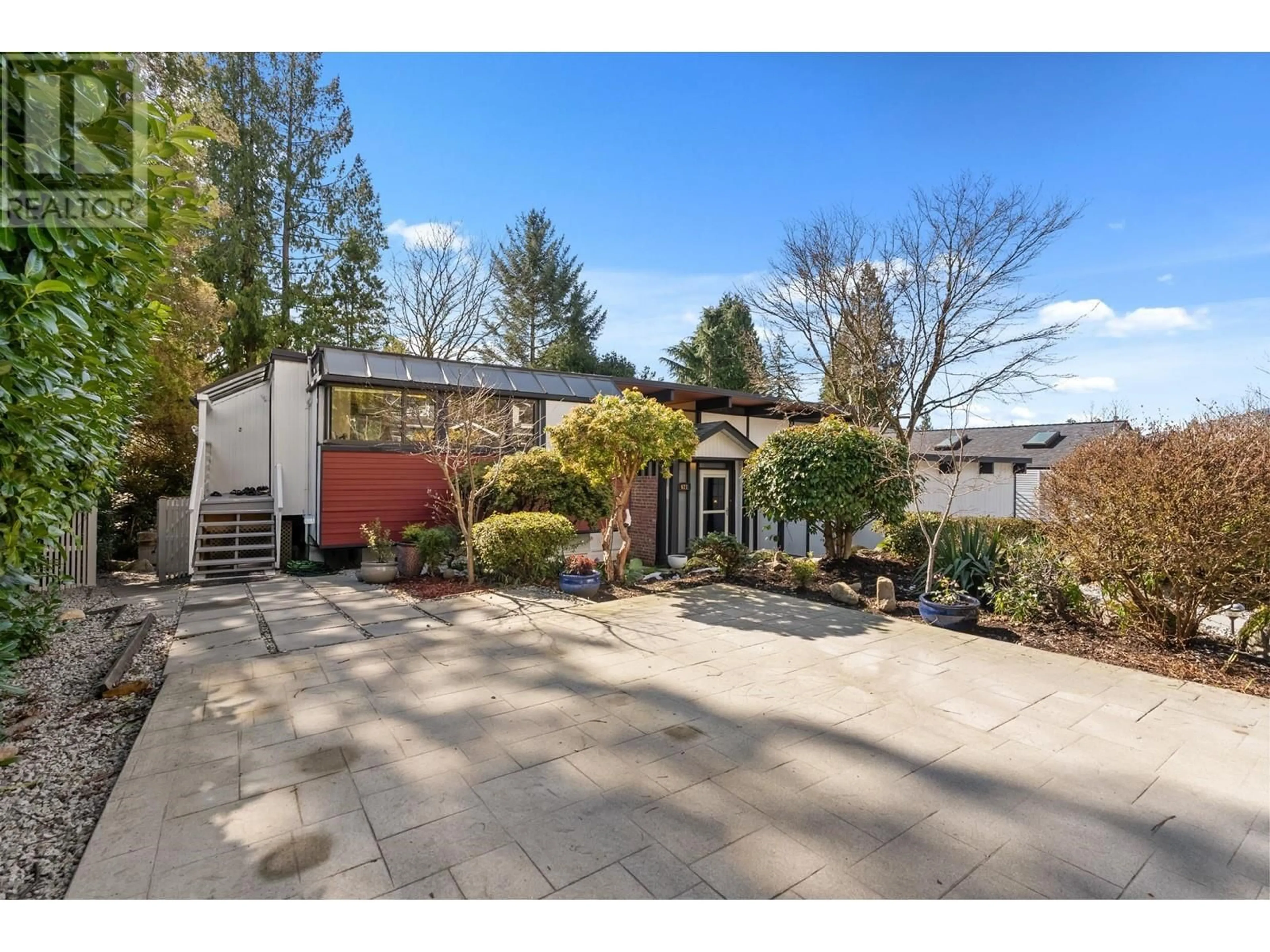 A pic from outside/outdoor area/front of a property/back of a property/a pic from drone, street for 621 THE DEL, North Vancouver British Columbia V7N2X9