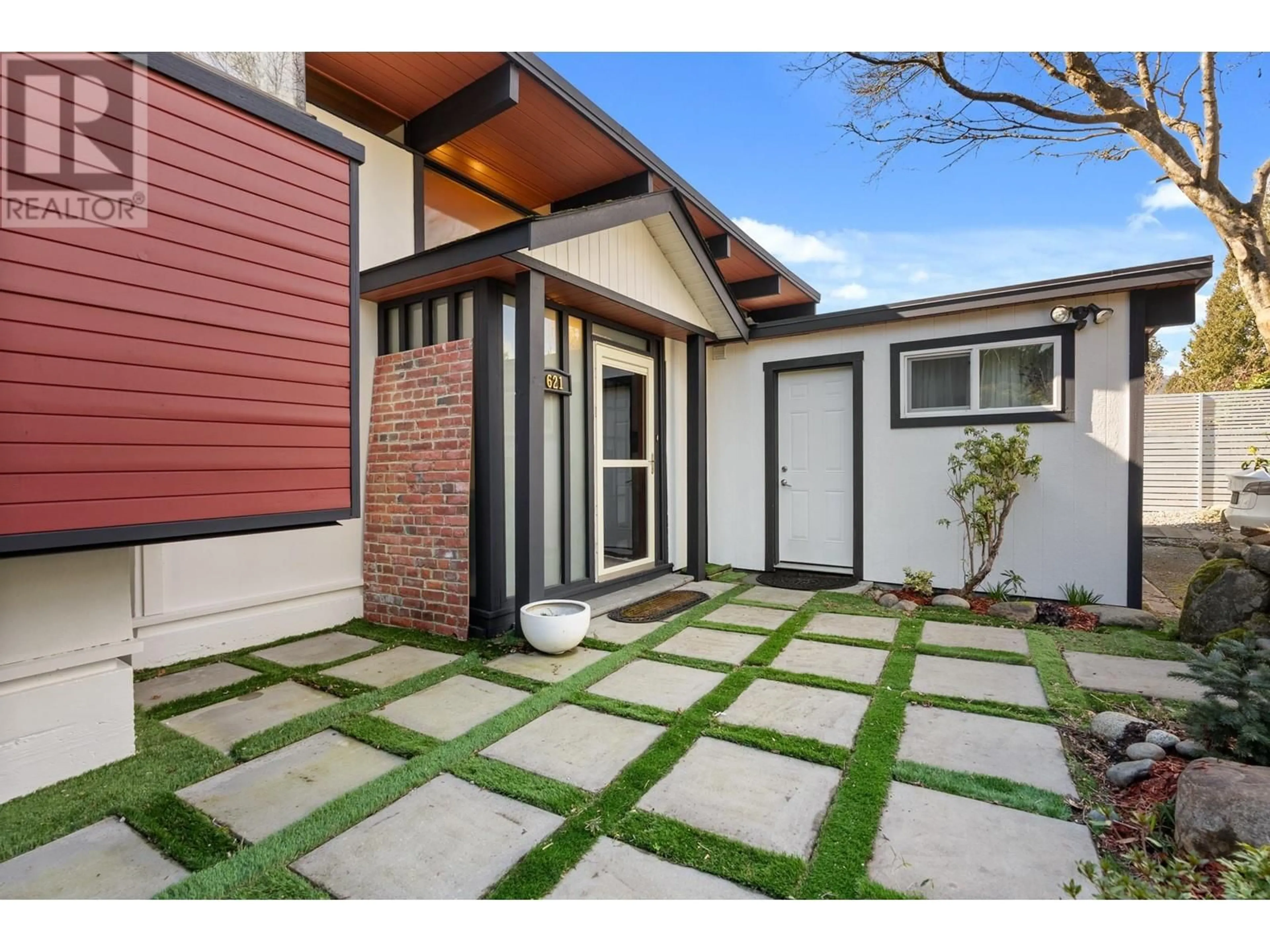 Home with brick exterior material, street for 621 THE DEL, North Vancouver British Columbia V7N2X9