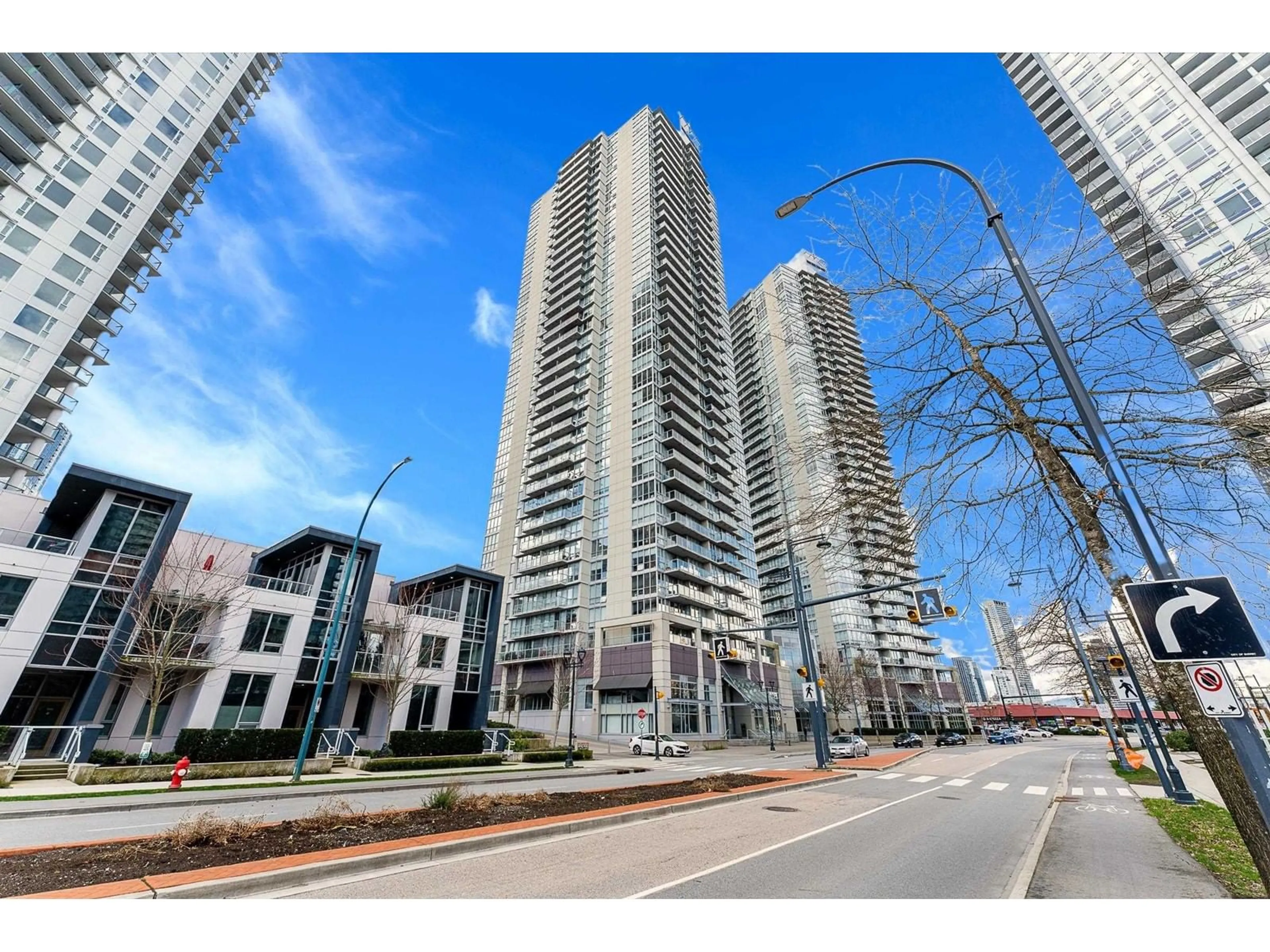 Indoor foyer for 2503 - 9981 WHALLEY, Surrey British Columbia V3T0G6