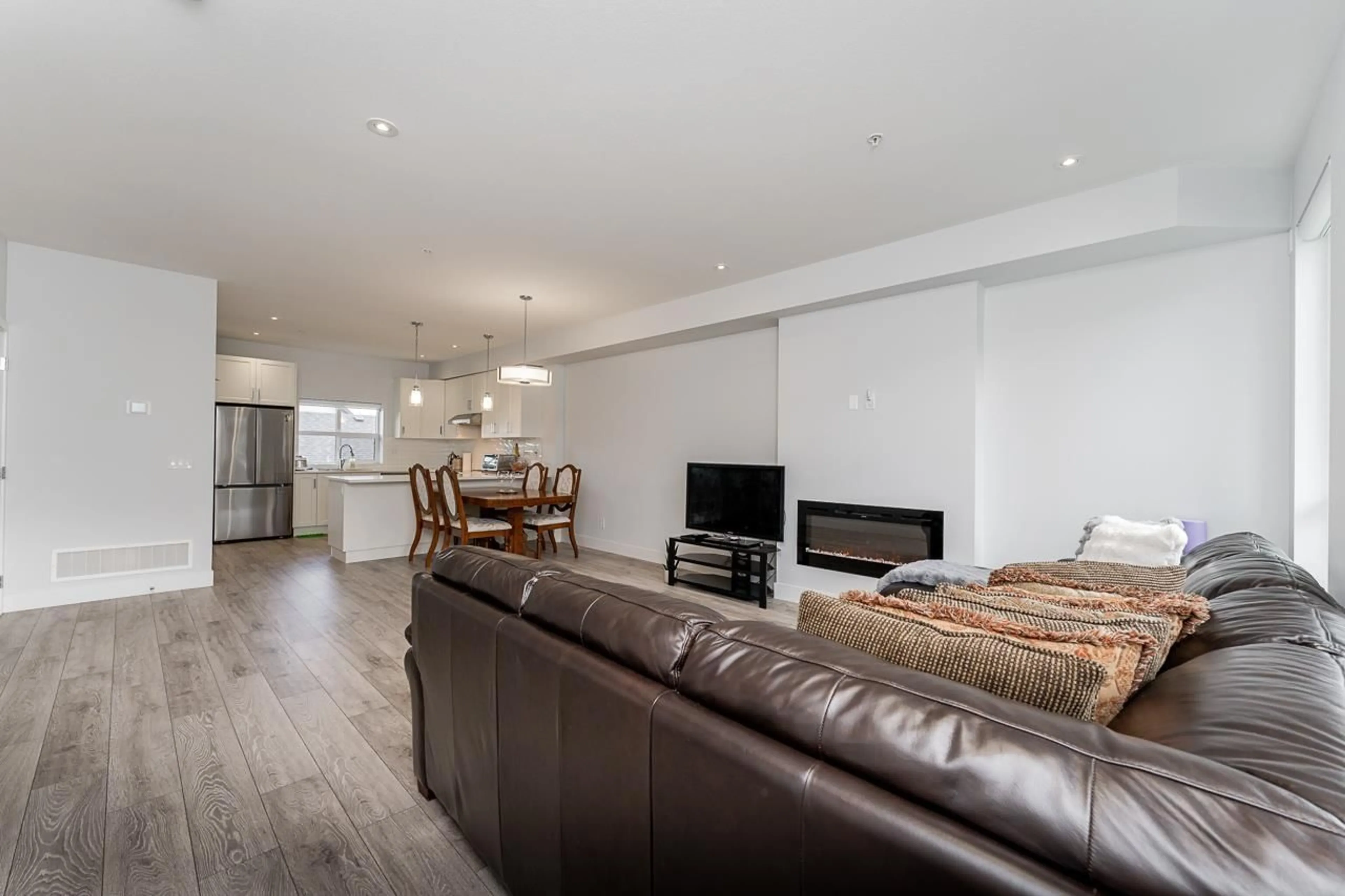 Living room with furniture, wood/laminate floor for 20429 78, Langley British Columbia V2Y1X4