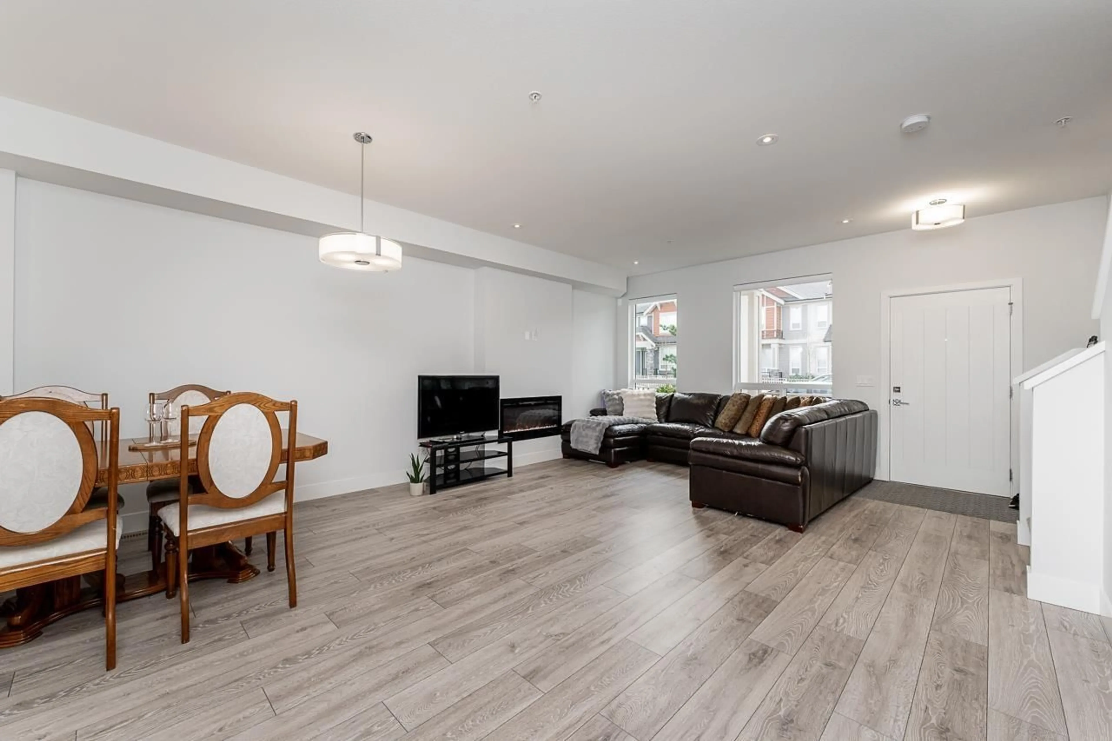 Living room with furniture, wood/laminate floor for 20429 78, Langley British Columbia V2Y1X4