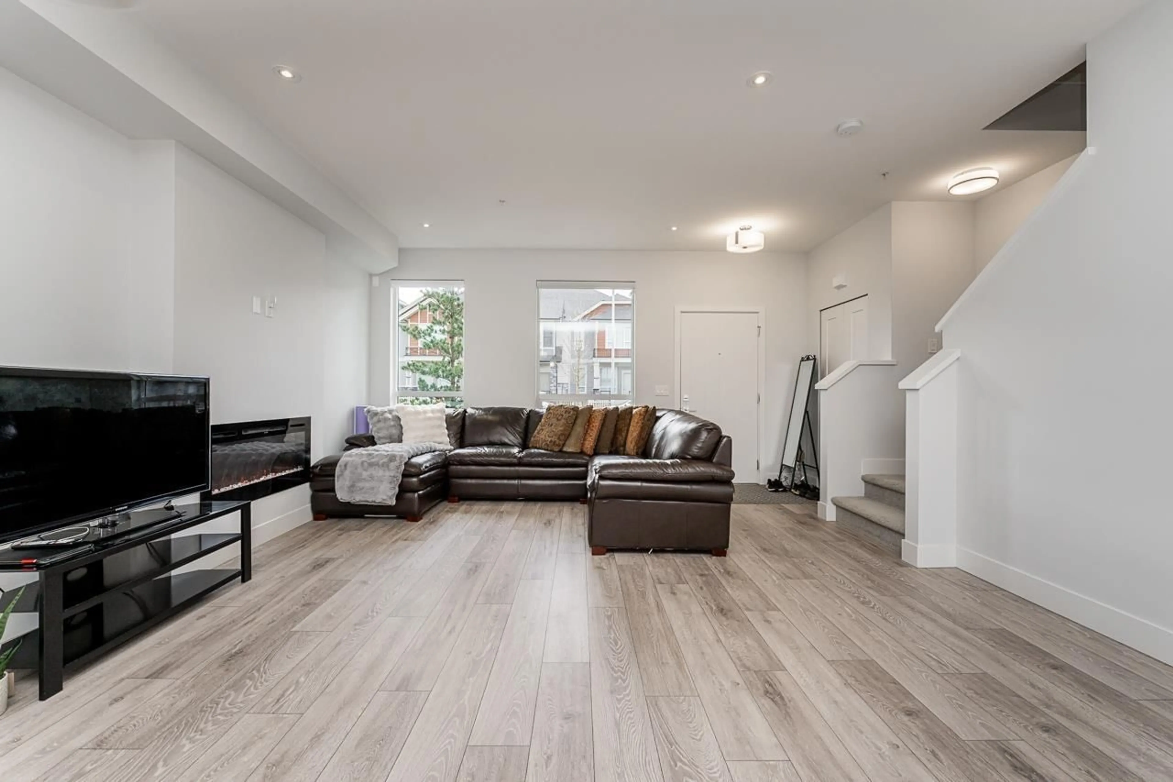 Living room with furniture, wood/laminate floor for 20429 78, Langley British Columbia V2Y1X4