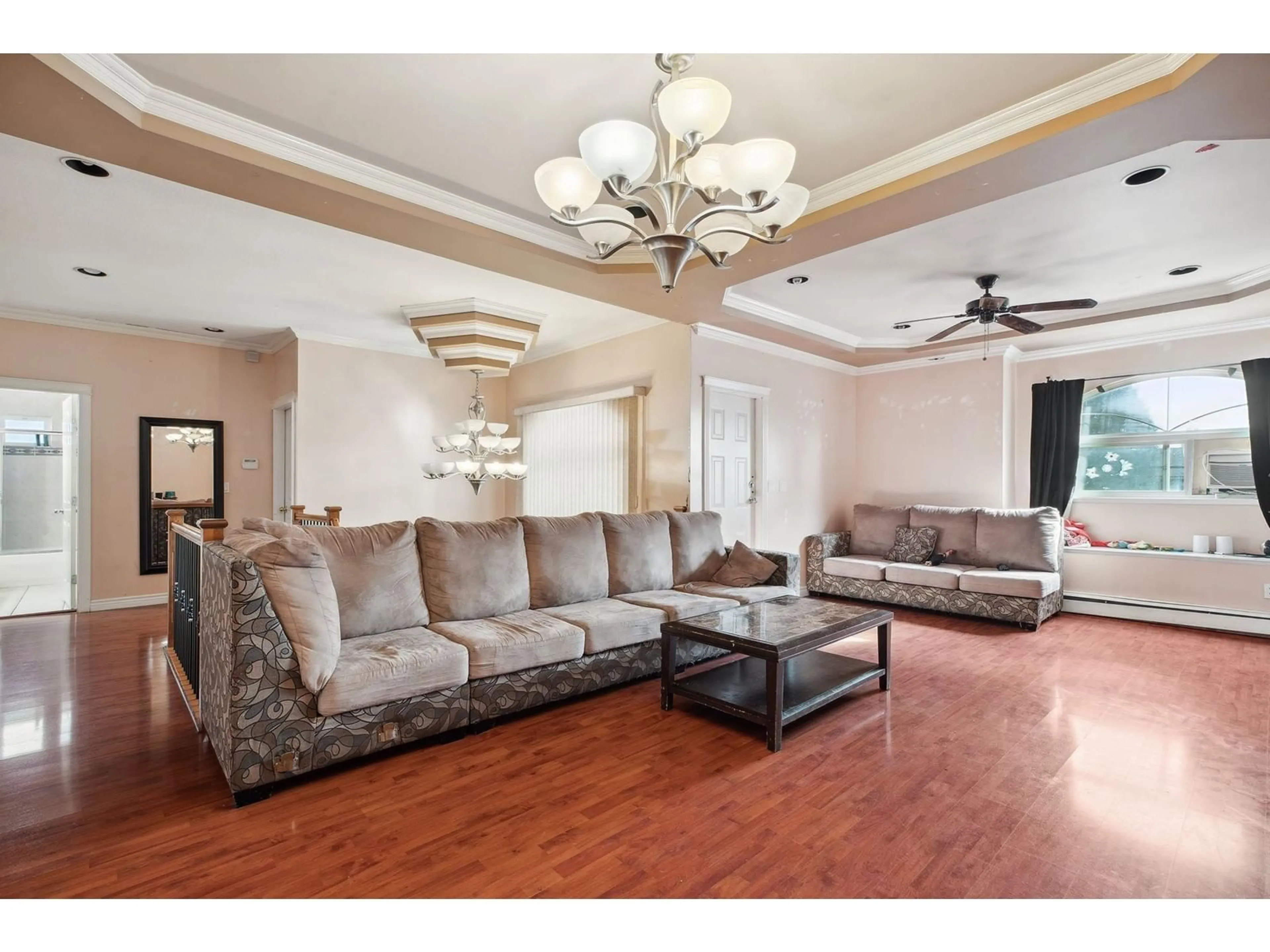 Living room with furniture, wood/laminate floor for 10259 132, Surrey British Columbia V3T3T8