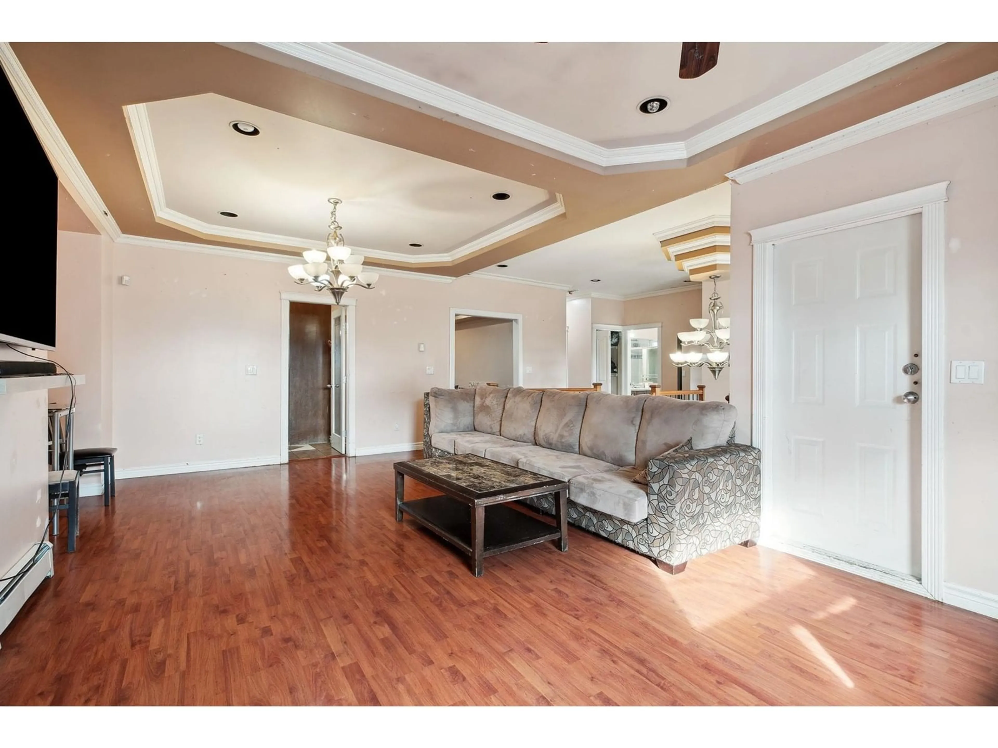 Living room with furniture, wood/laminate floor for 10259 132, Surrey British Columbia V3T3T8