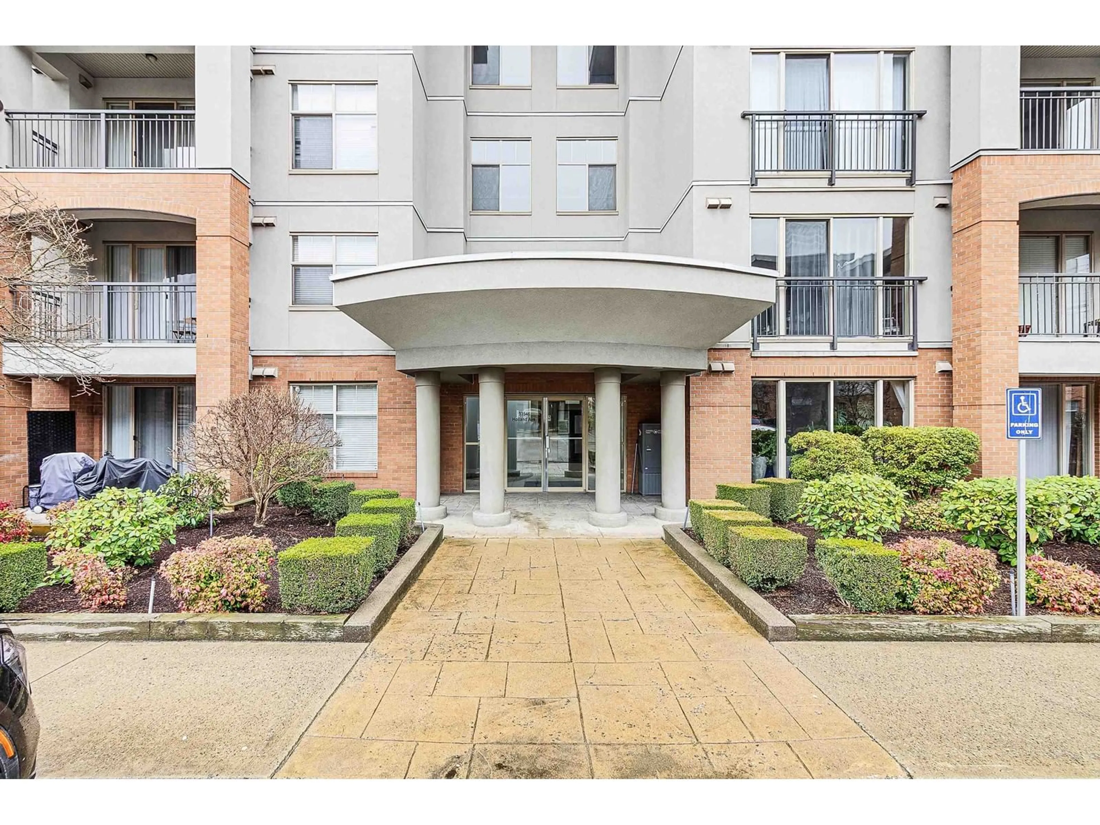 Indoor foyer for 410 - 33546 HOLLAND, Abbotsford British Columbia V2S0C1