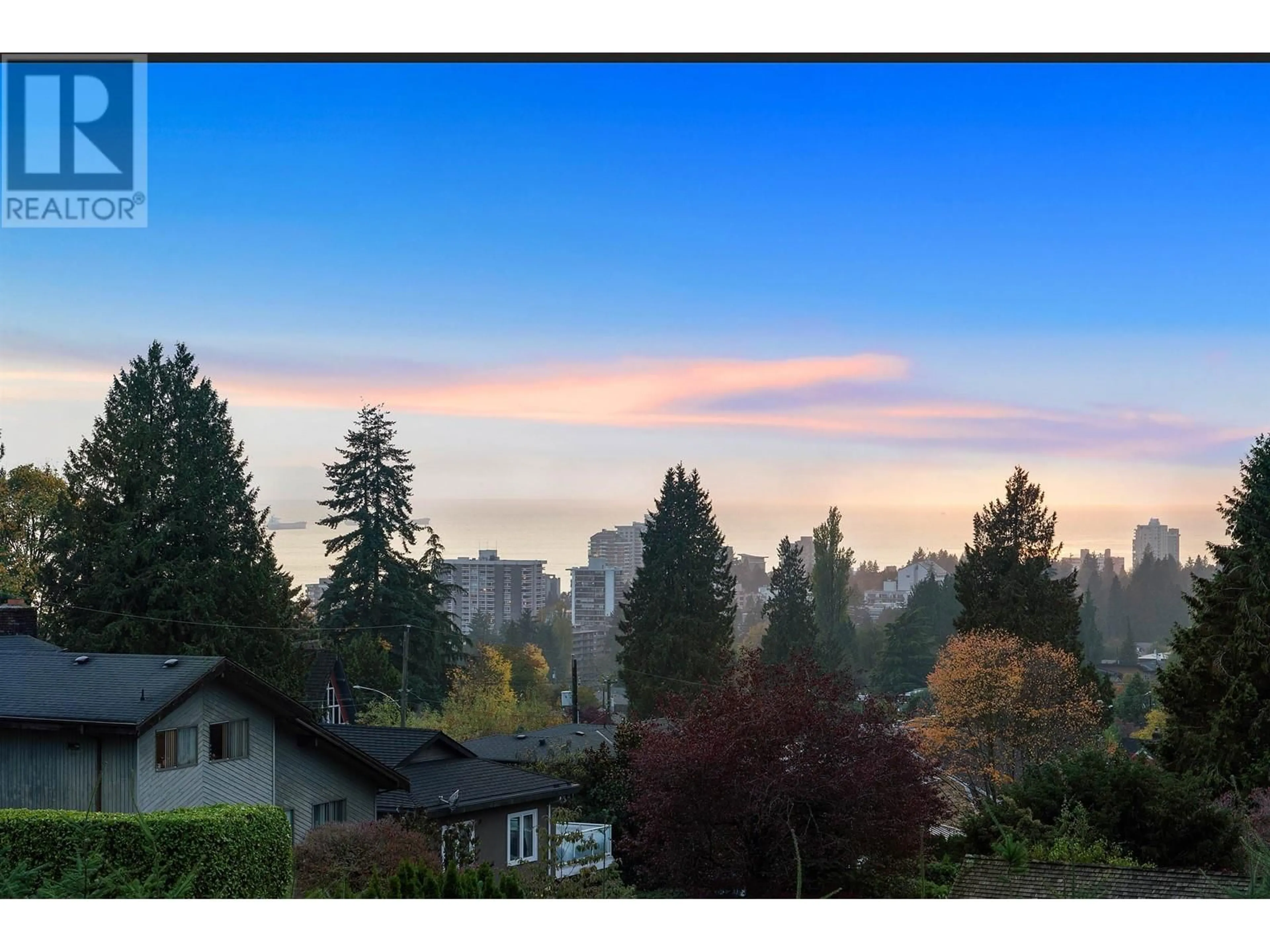 A pic from outside/outdoor area/front of a property/back of a property/a pic from drone, mountain view for 990 JEFFERSON AVENUE, West Vancouver British Columbia V7T2A4