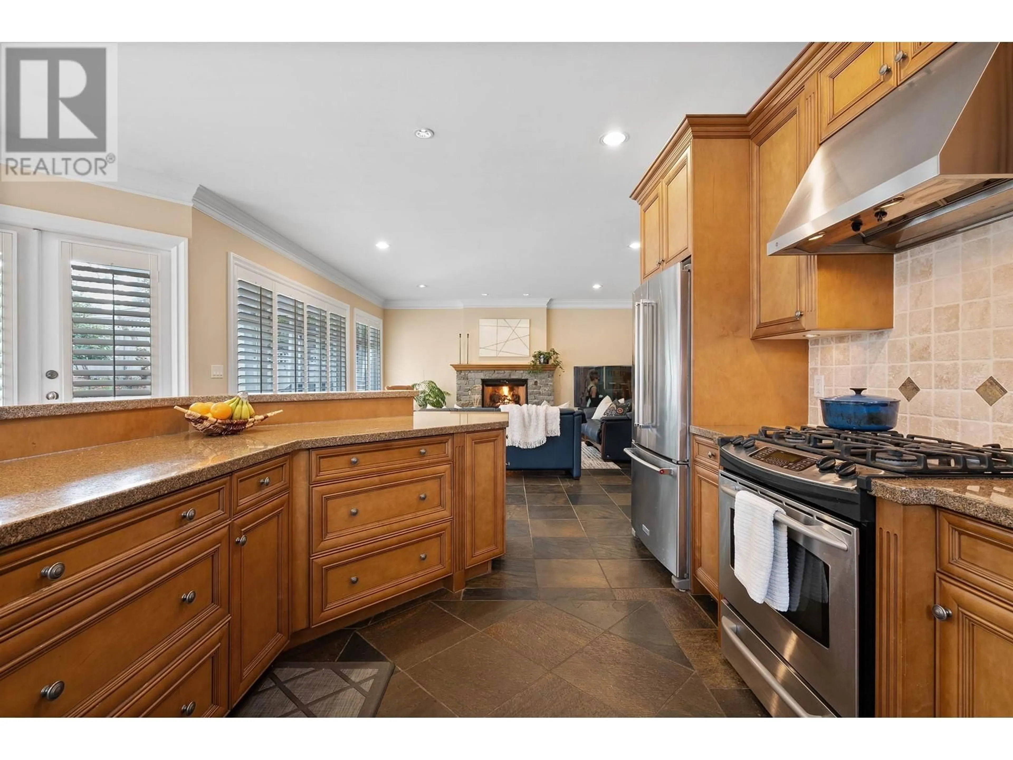 Open concept kitchen, ceramic/tile floor for 938 KINGS AVENUE, West Vancouver British Columbia V7T2B7