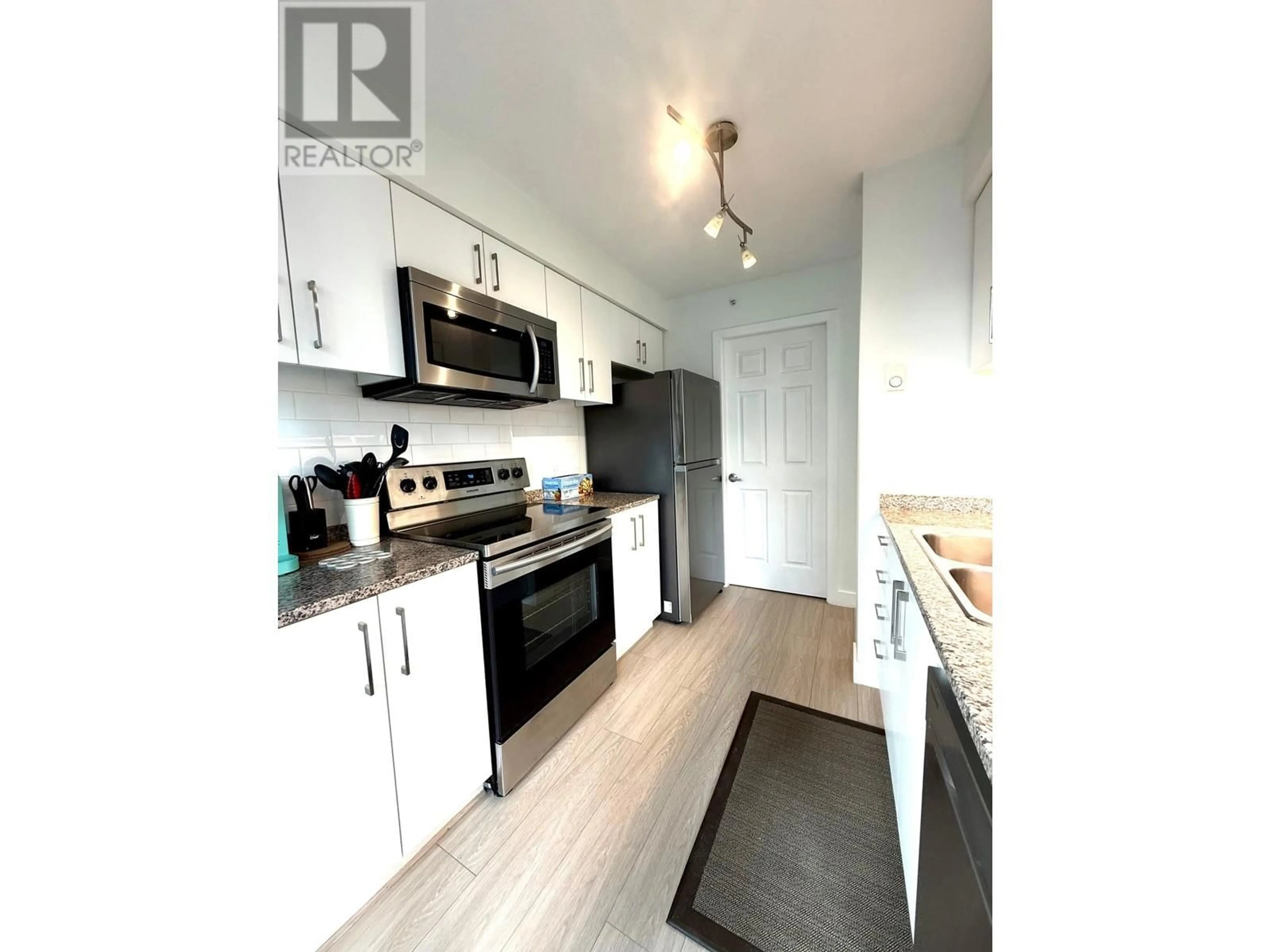 Standard kitchen, wood/laminate floor for 1704 1288 W GEORGIA STREET, Vancouver British Columbia V6E4R3