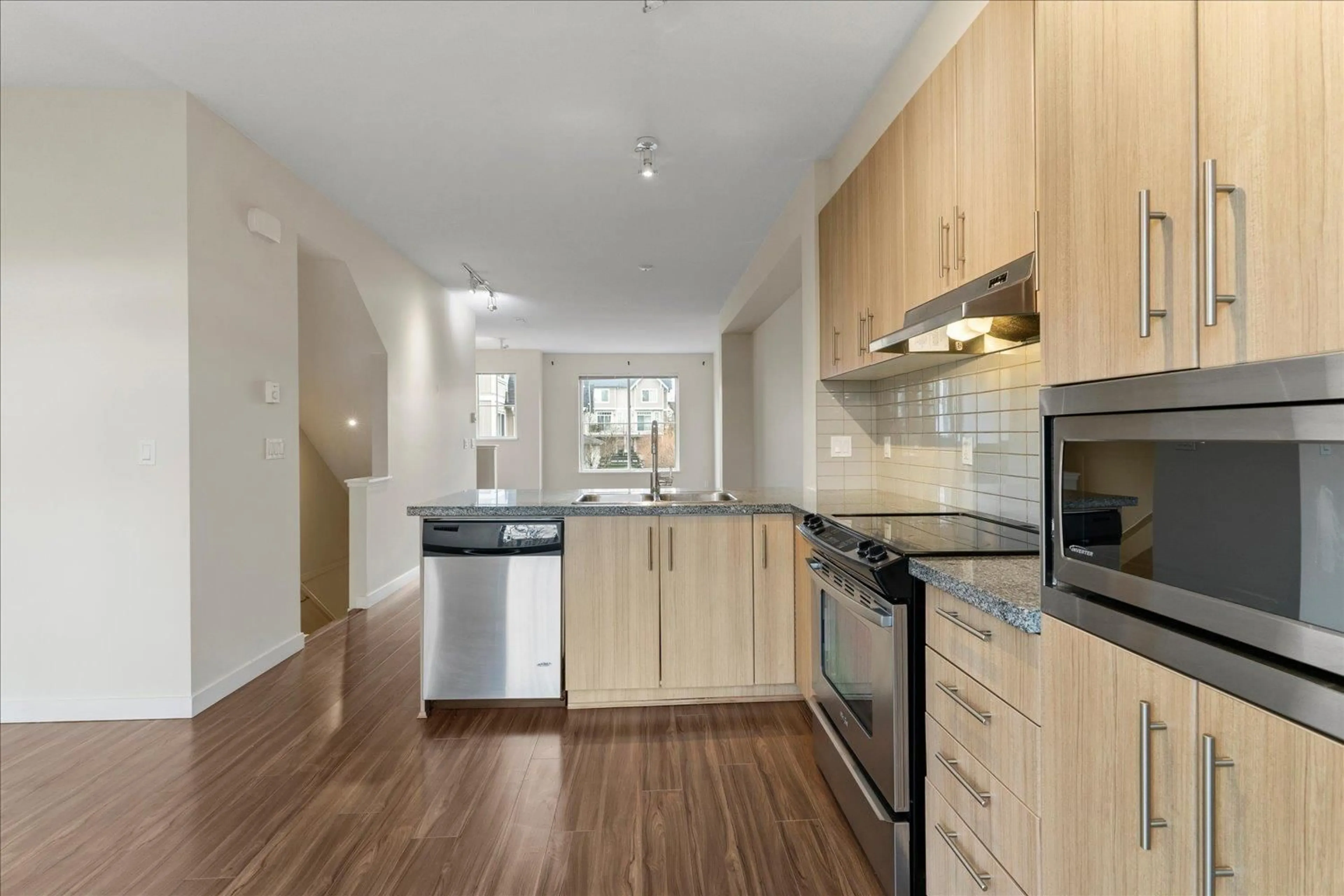 Standard kitchen, wood/laminate floor for 60 - 31032 WESTRIDGE, Abbotsford British Columbia V2T0C6