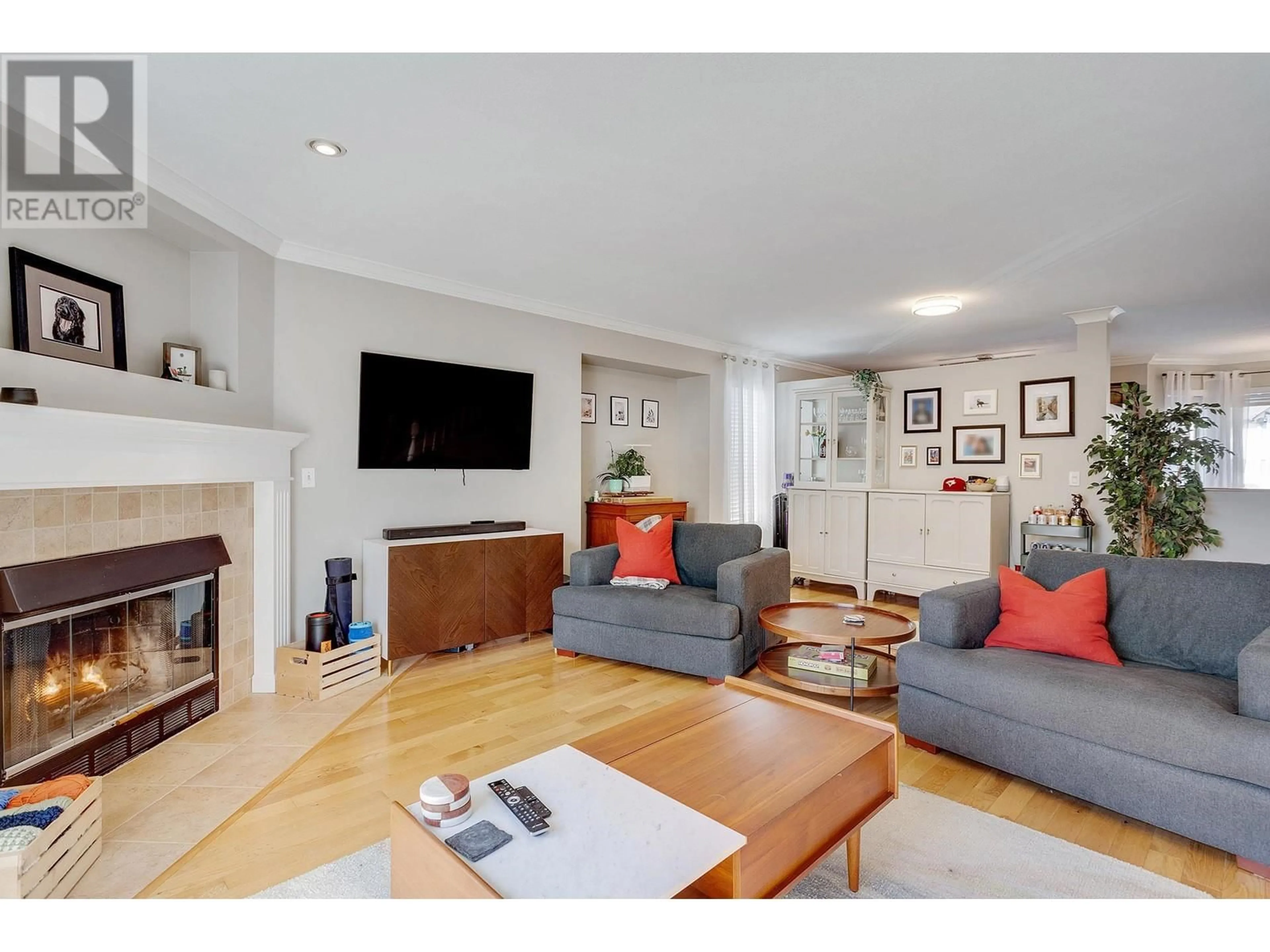 Living room with furniture, wood/laminate floor for 19 - 2420 PITT RIVER ROAD, Port Coquitlam British Columbia V3C1R9